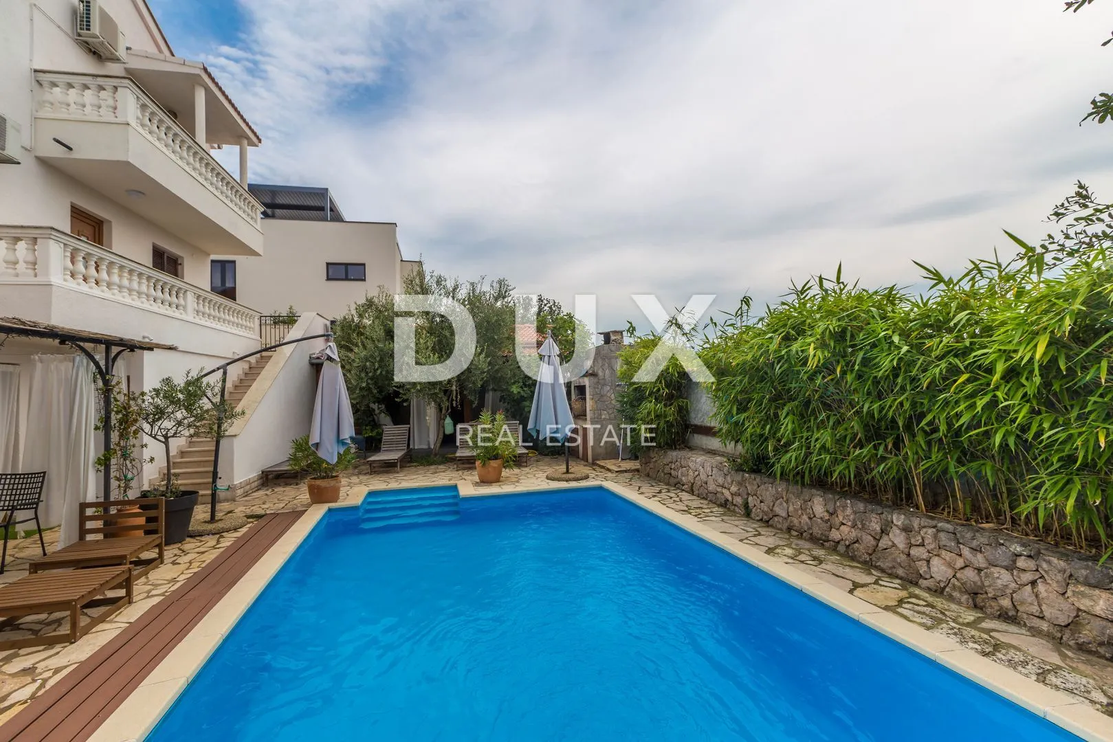 otok krk, njivice - apartman s bazenom - slika 2