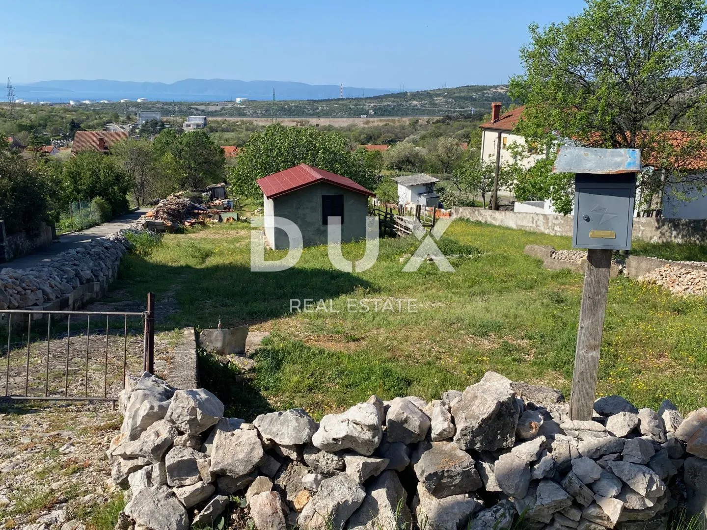 RIJEKA, KRASICA - građevinsko zemljište 932 m2 s pogledom na more za stambenu zgradu - stanove / apartmane / obiteljsku kuću / villu! PRILIKA!!! - Krasica, Bakar