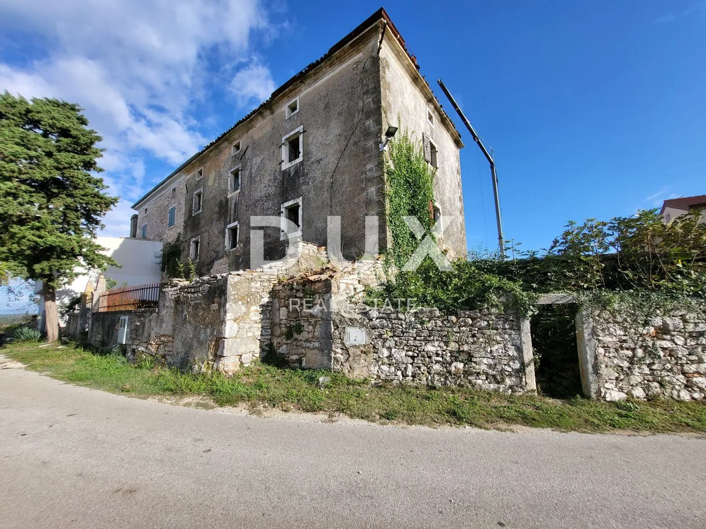 ISTRA, BARBAN - Kamena starina s velikom okućnicom