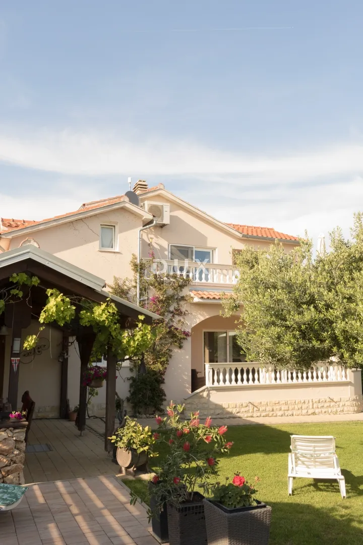 vodice, obrove, vila, 291,76 m2, tri etaže, dvorište - slika 10