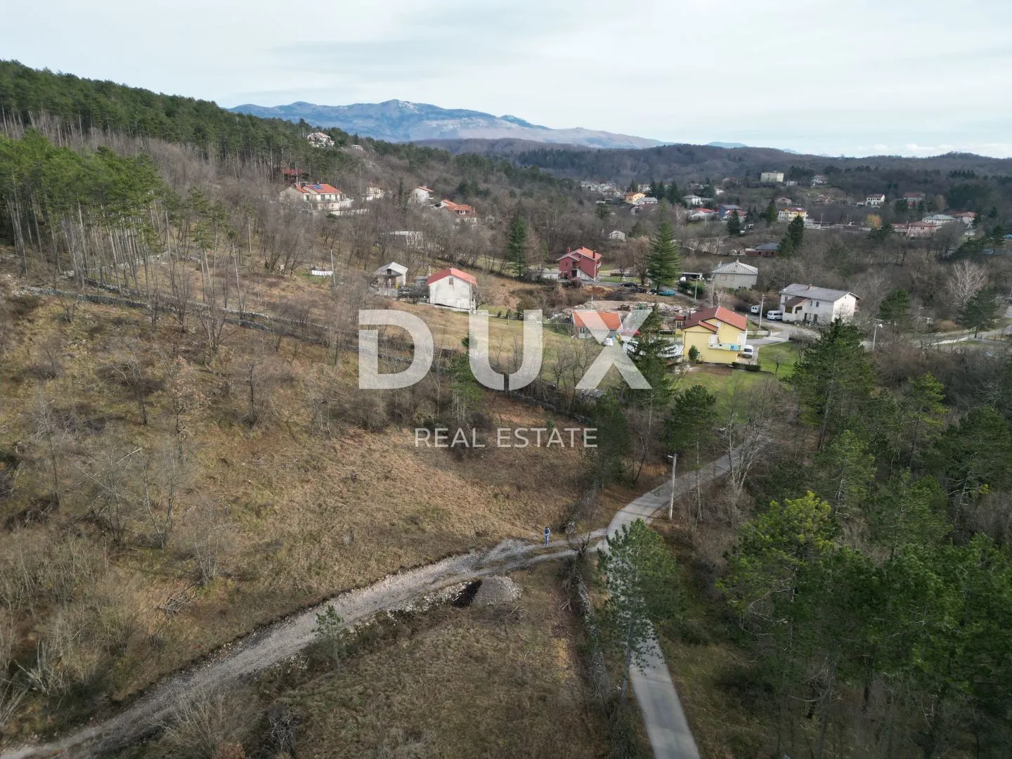 KLANA- građevinsko zemljište 23493m2 za stambenu zgradu – stanove/ apartmane/ obiteljsku kuću/ villu/ kuću za iznajmljivanje- odmor s bazenom