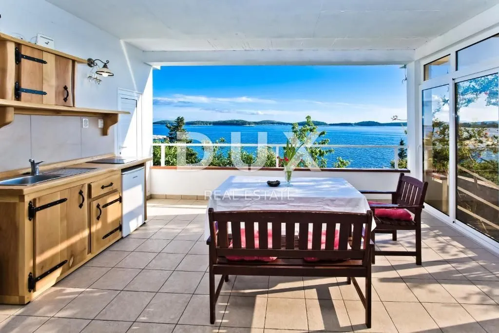otok hvar - vila u gradu hvaru prvi red do mora - slika 24