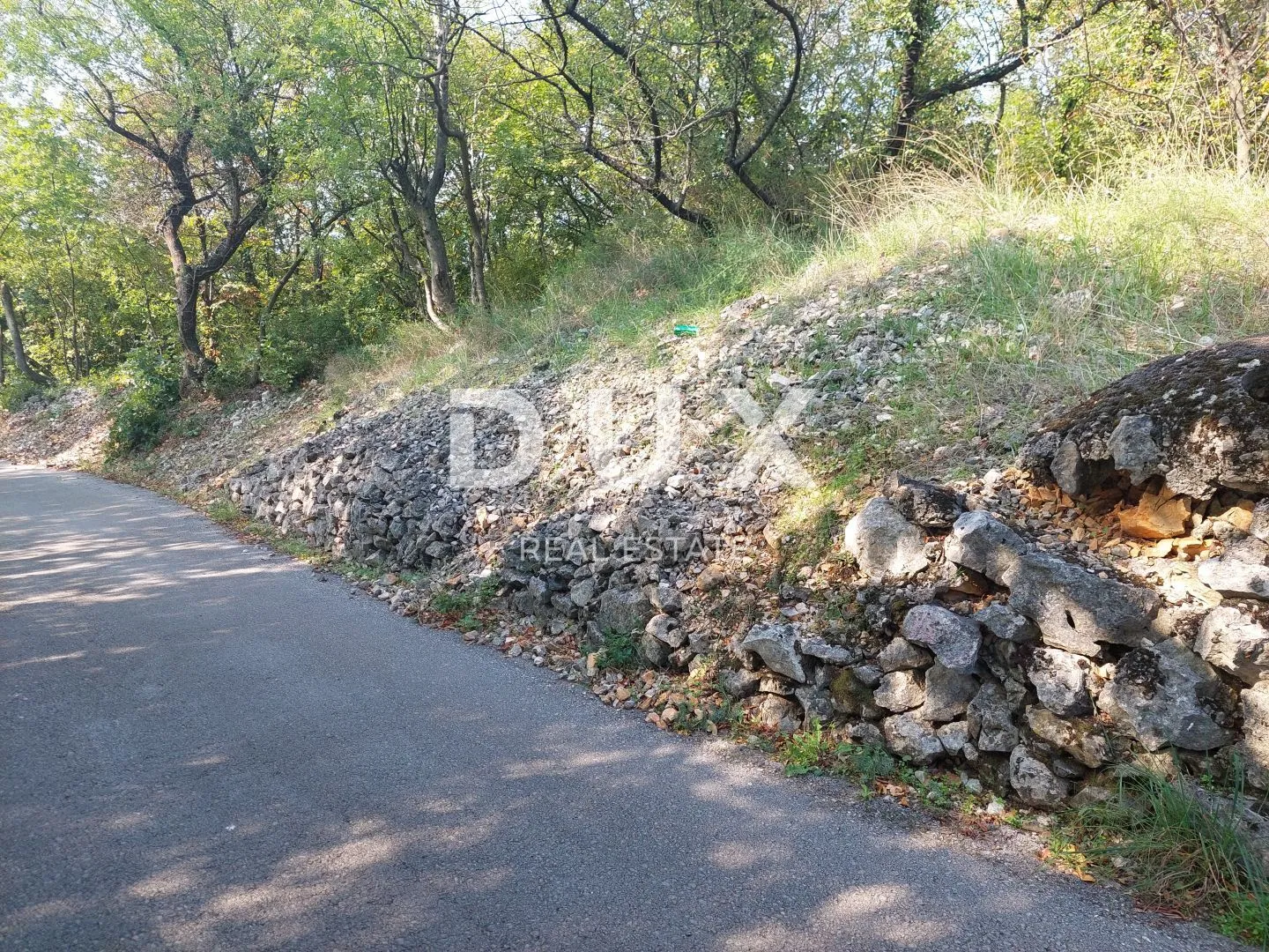 KOSTRENA, ROŽMANIĆI-Građevinsko zemljište za obiteljsku kuću u Plešićima - Plešići, Kostrena
