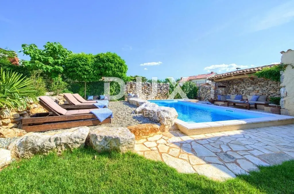 otok krk, okolica malinske - luksuzna rustikalna vila - slika 19