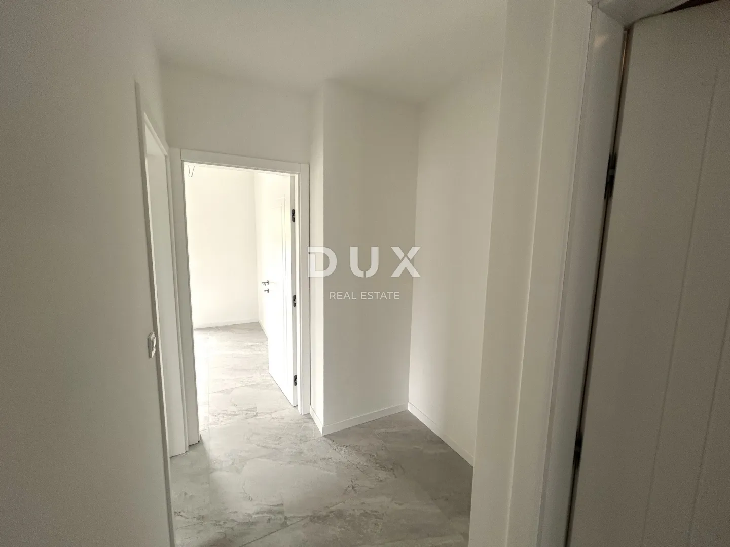 šibenik, vodice - novogradnja, 120 m od plaže, garaža, ostava, 3 sobe - slika 11
