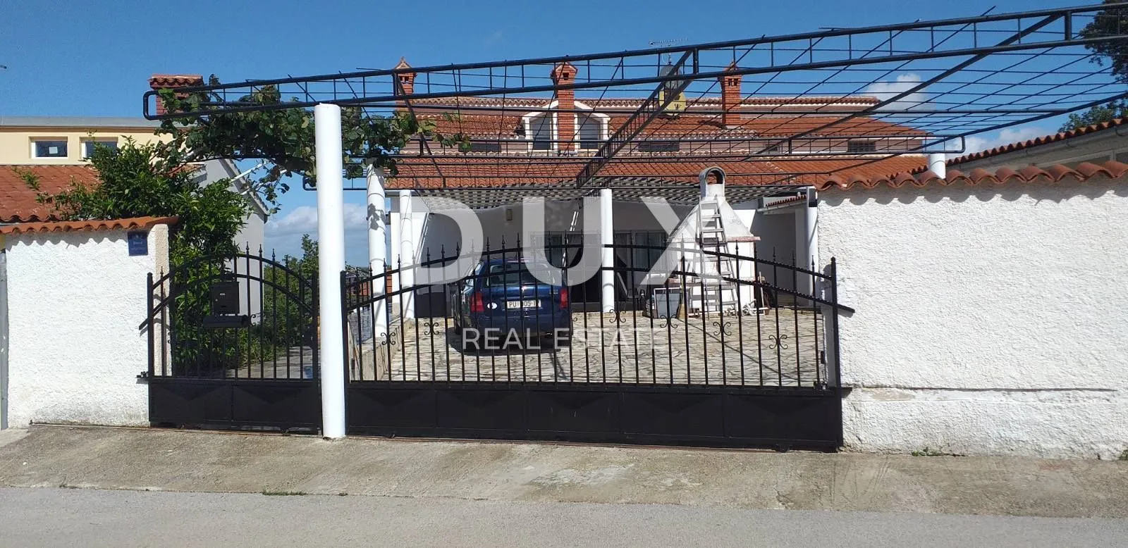 ISTRA, PULA - Velika obiteljska kuća s 2 apartmana, konobom i garažom - Vinkuran, Medulin