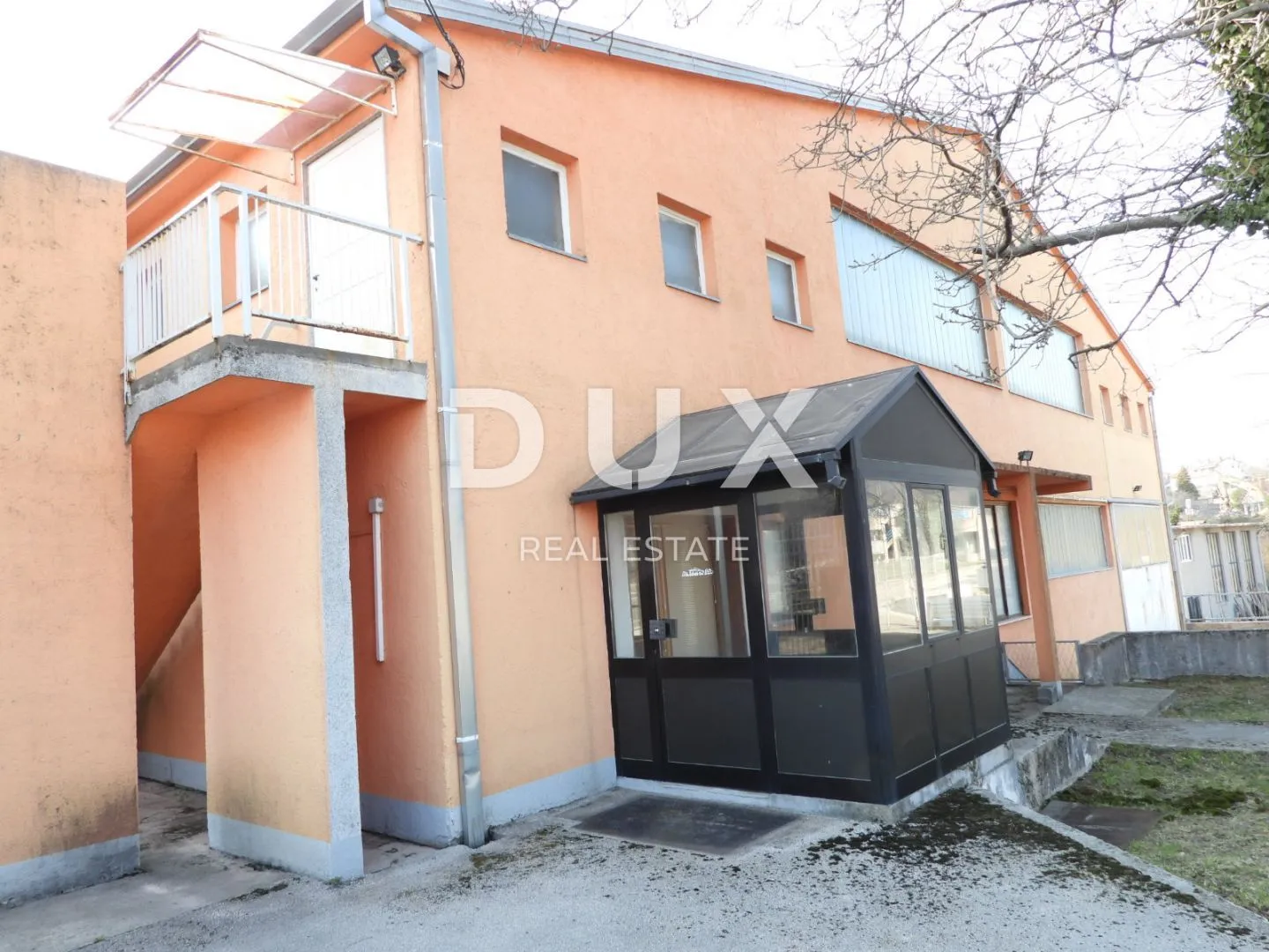 MATULJI, JUŠIĆI- hala / skladište / poslovni prostor 450m2 na odličnoj lokaciji + okoliš 300m2 za najam
