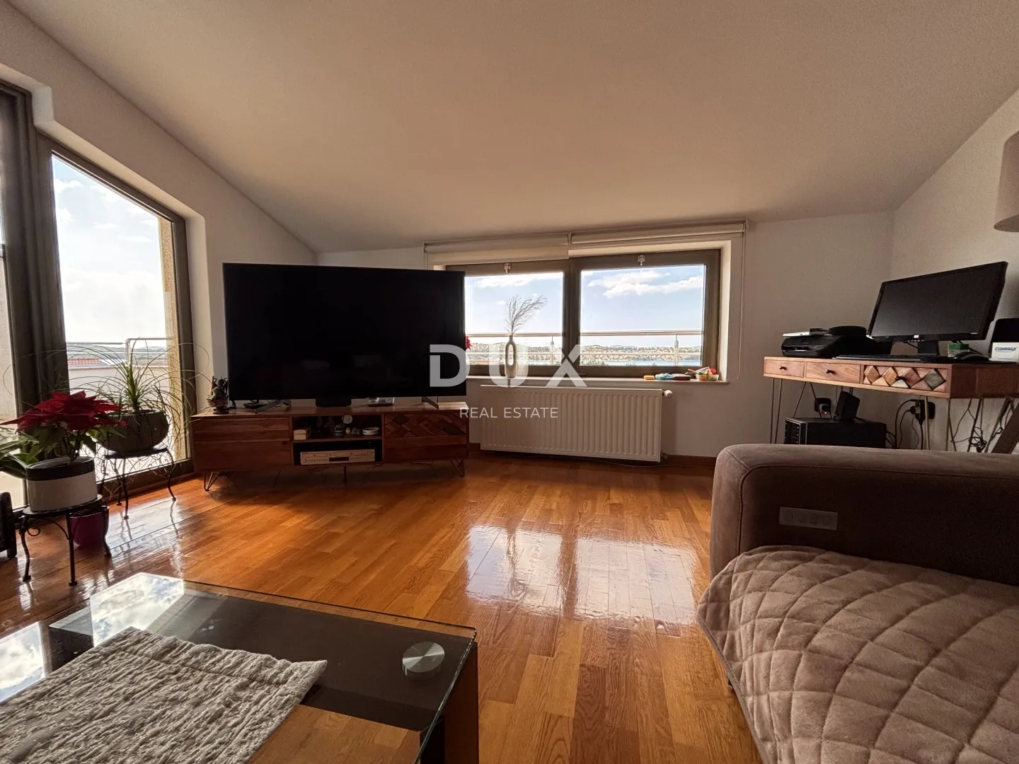 ŠIBENIK, CRNICA – Dvoetažni stan sa pogledom i garažom, 250 m²