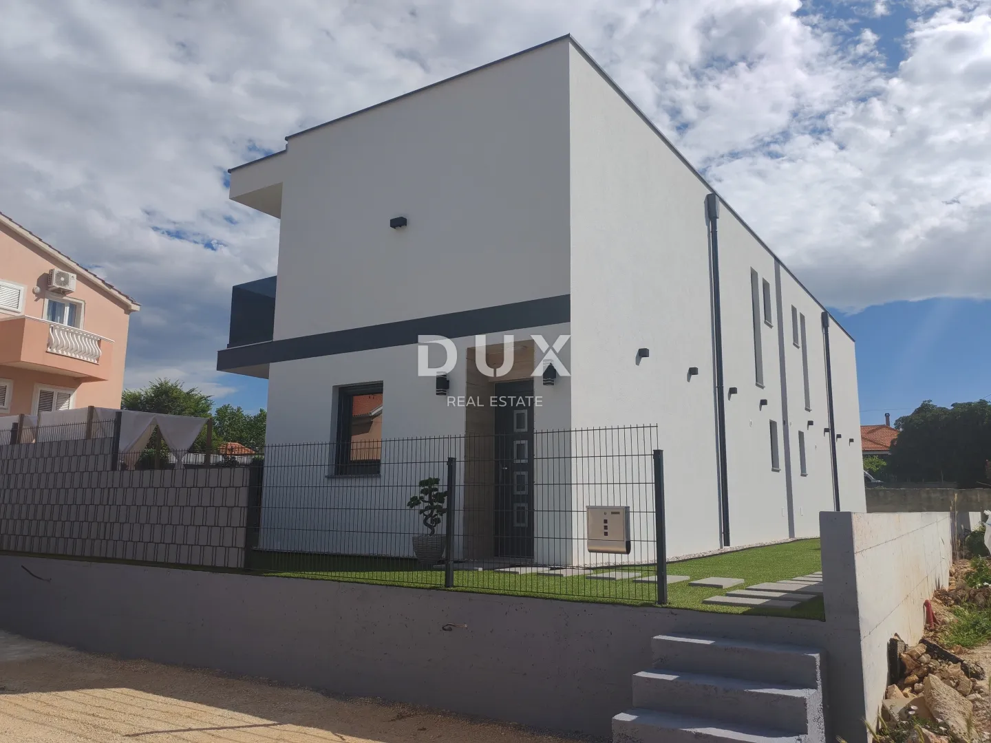 zadar, vrsi - vrhunska dvojna kuća s pogledom na more i okućnicom! b - slika 10