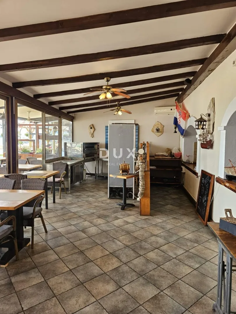 dalmacija, vodice - ekskluzivna nekretnina na rivi, kuća s restoranom u 1. redu do mora - slika 19