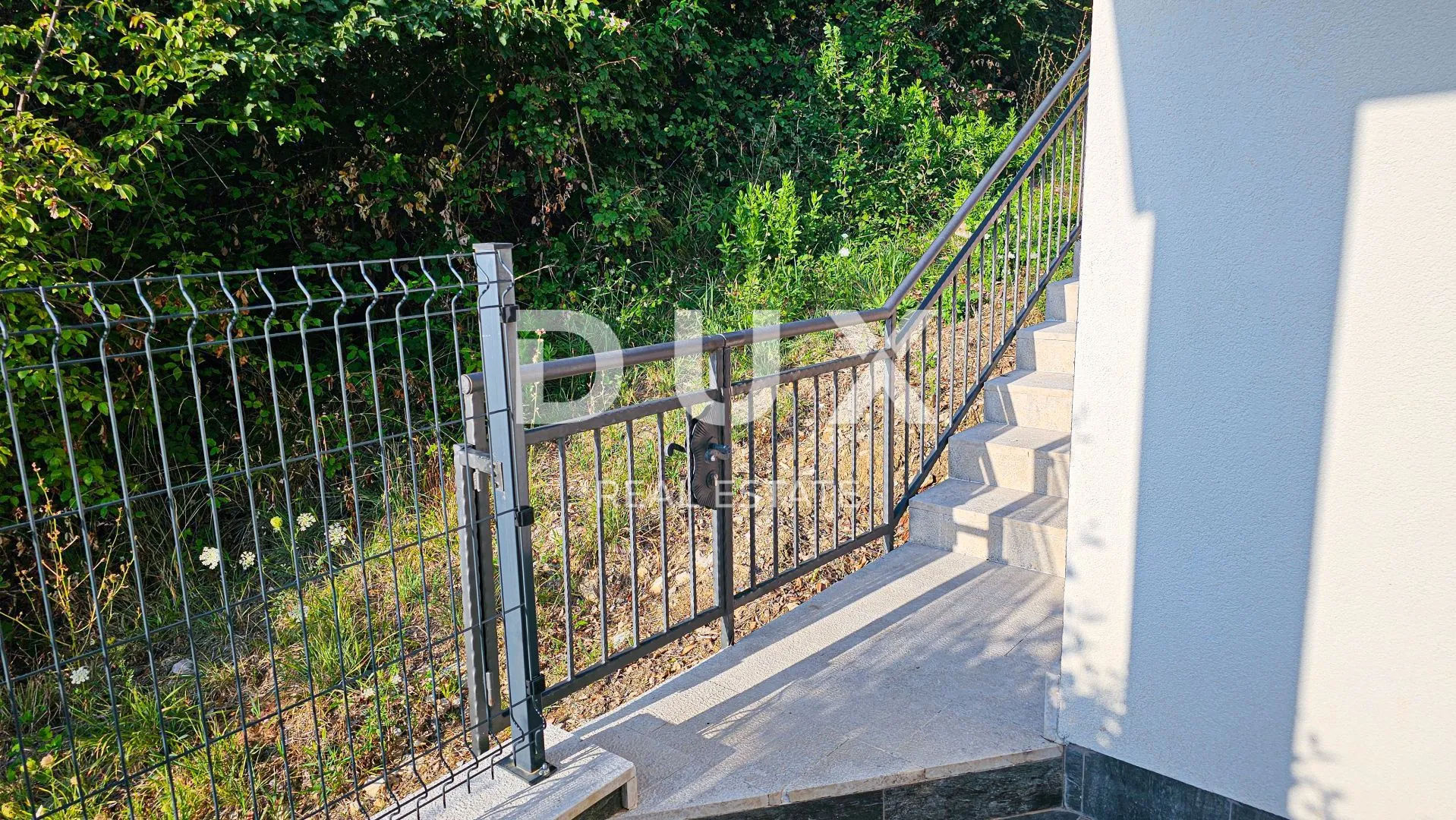 otok krk, omišalj - 25m od mora! - kuća s dva stana s prilazom do same plaže! - slika 21