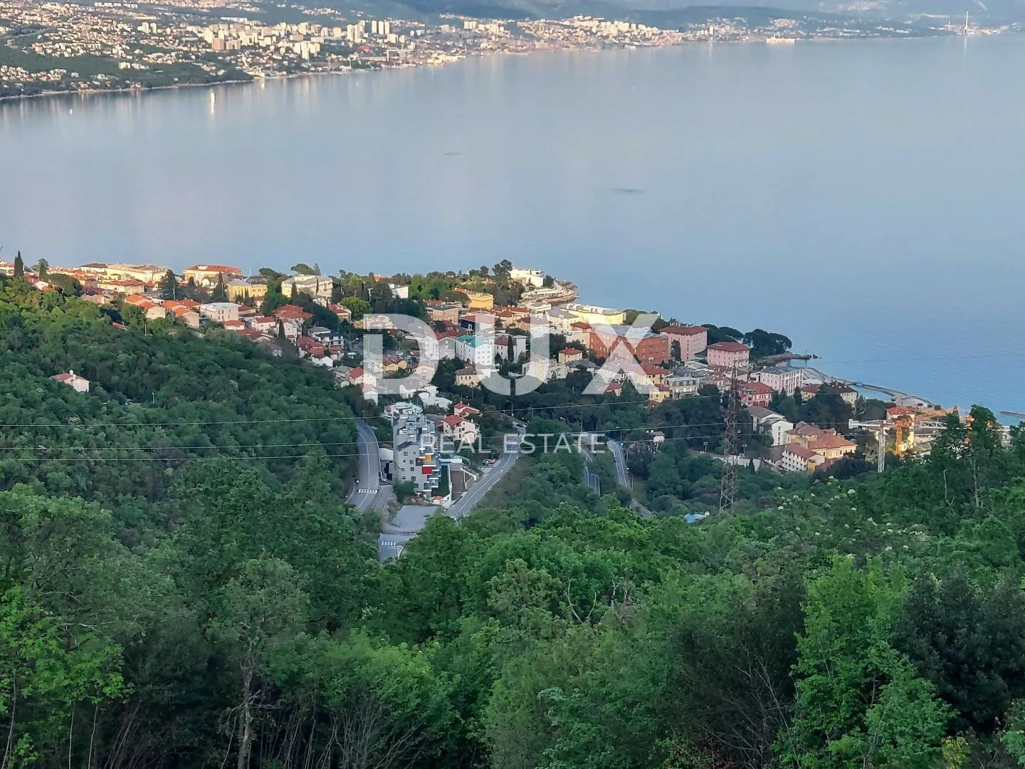 OPATIJA, KOLAVIĆI- građevinsko zemljište 7533m2 s panoramskim pogledom na more za obiteljsku kuću/ villu/ stambenu zgradu-stanove -apartmane/ kuću za iznajmljivanje - odmor s bazenom