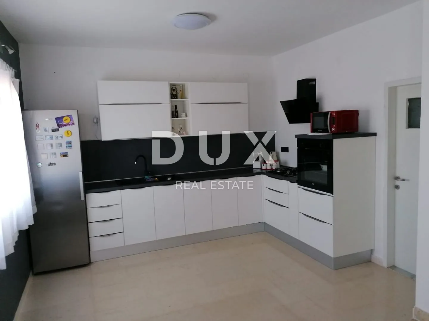 istra, pula - velika obiteljska kuća s 2 apartmana, konobom i garažom - slika 2