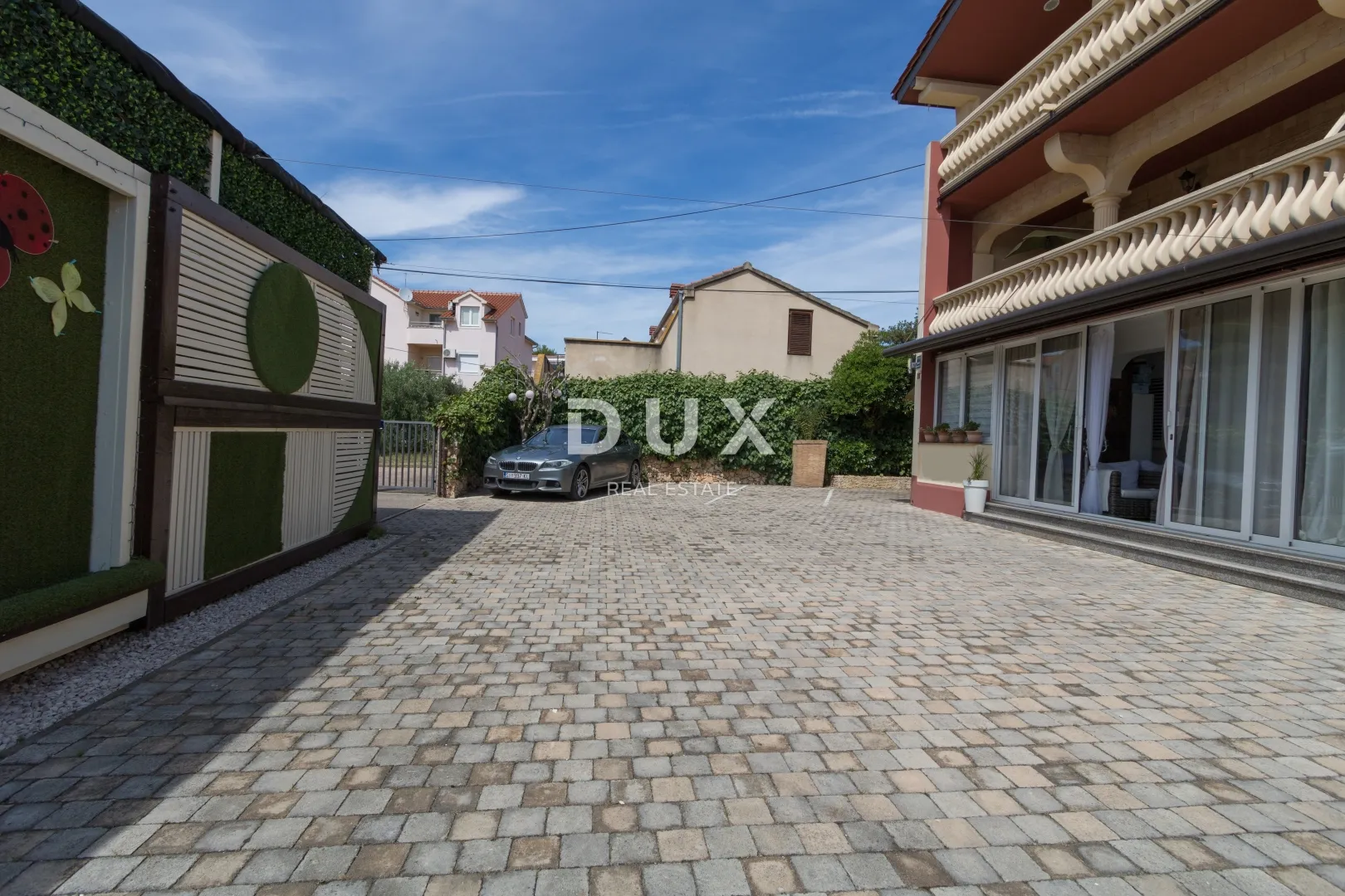 vodice, vila sa 7 apartmana i bazenom - slika 3