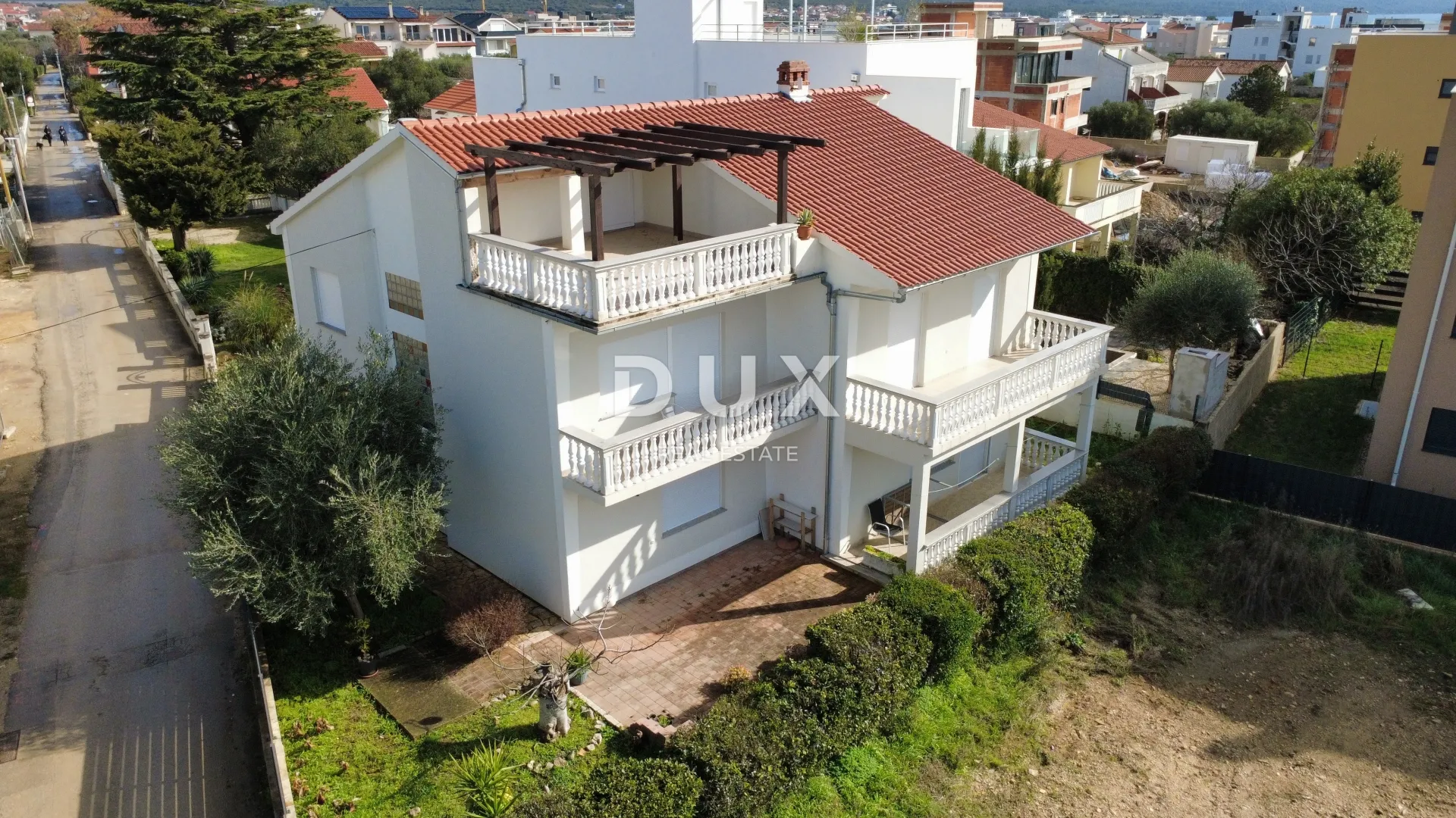 zadar, sukošan- prostrana kuća 100 m od mora s okućnicom i pogledom! - slika 9