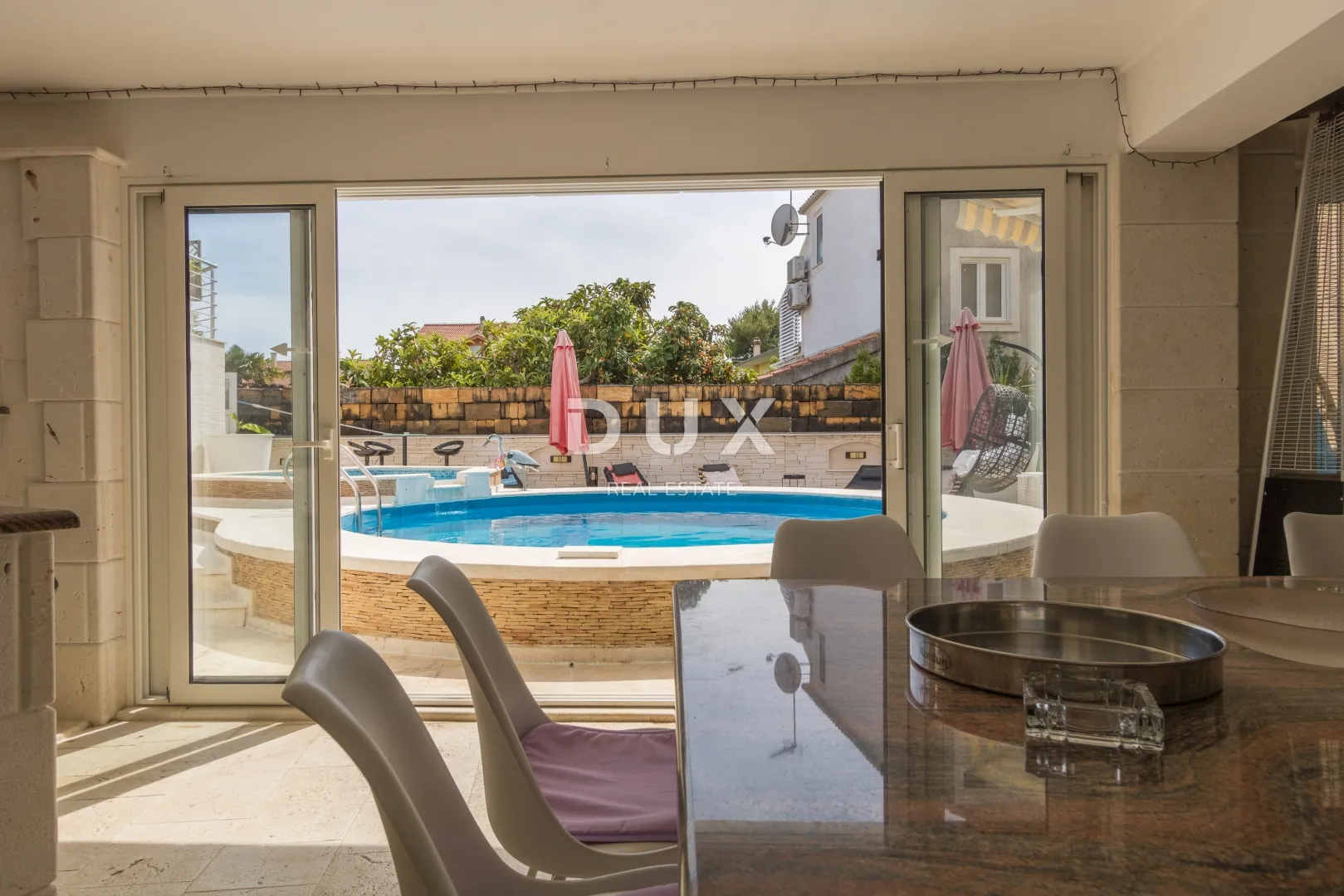 vodice, vila sa 7 apartmana i bazenom - slika 7