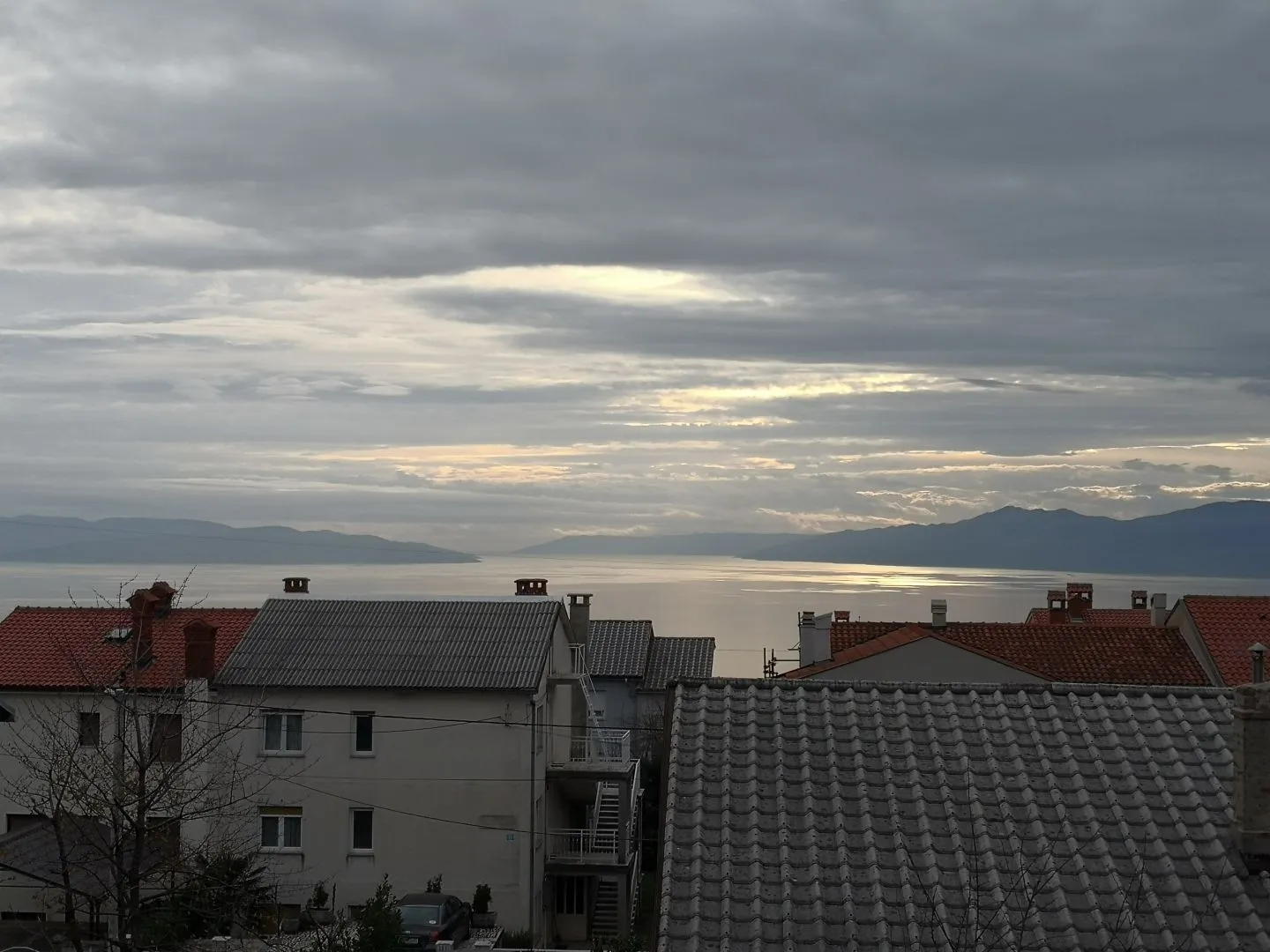 donja drenova - veća obiteljska kuća sa pet stanova garažom i okućnicom - slika 2
