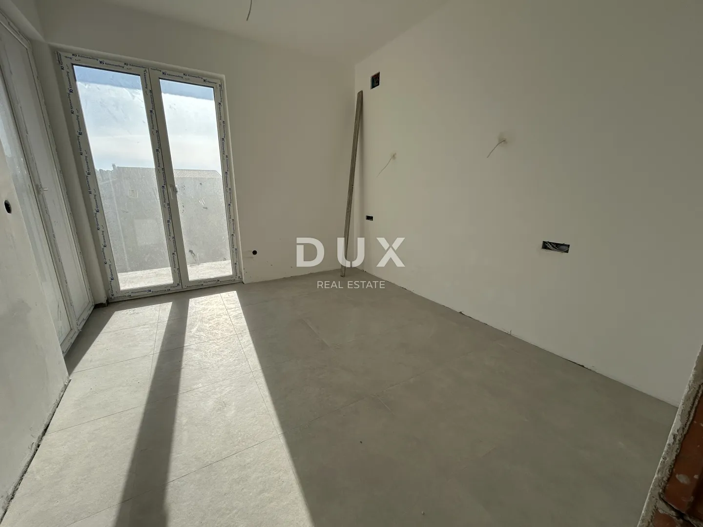 murter, jezera – dvoetažni apartman s bazenom u novogradnji - slika 10