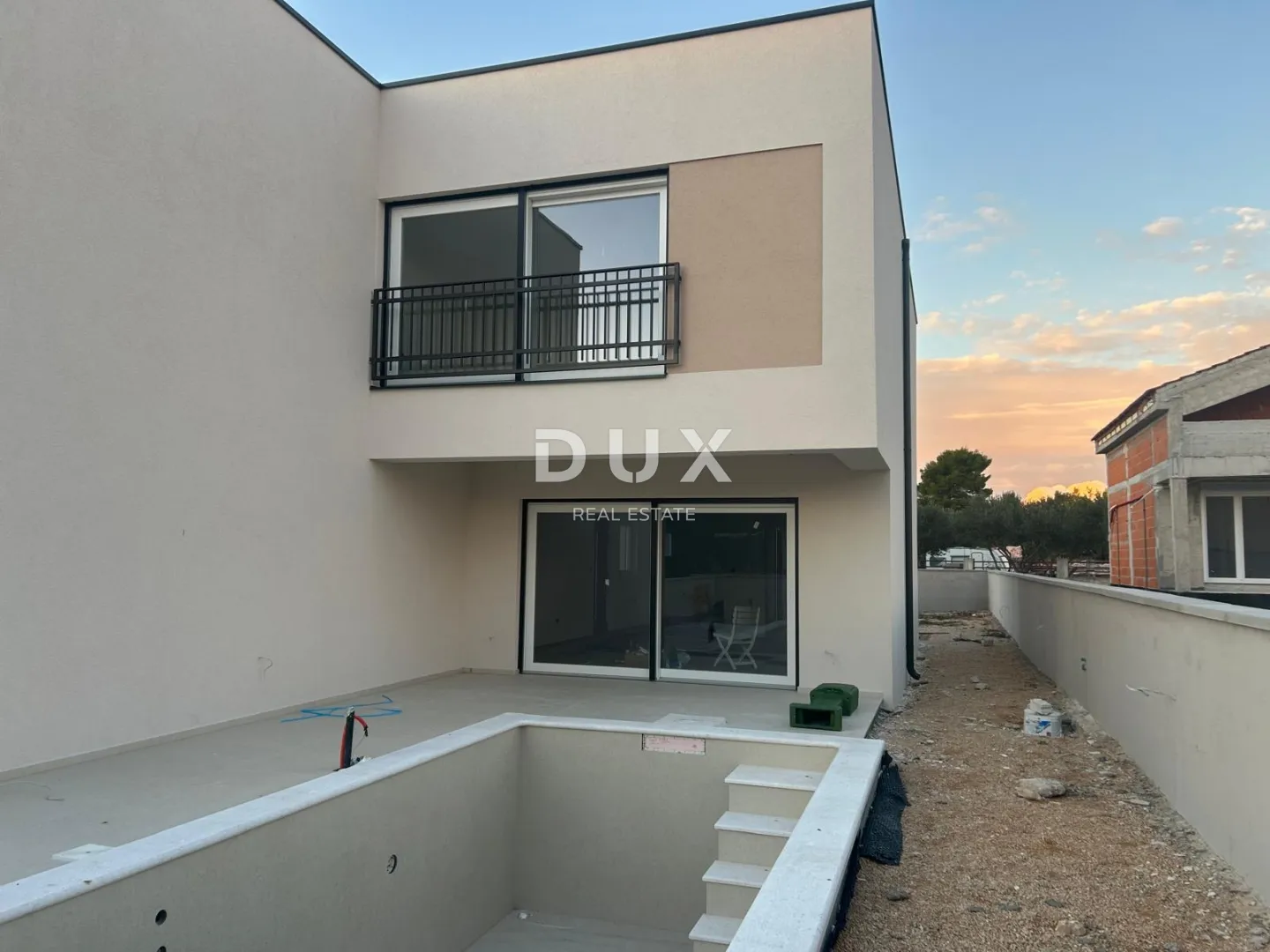 šibenik, pirovac - moderan duplex s bazenom u novogradnji - slika 2