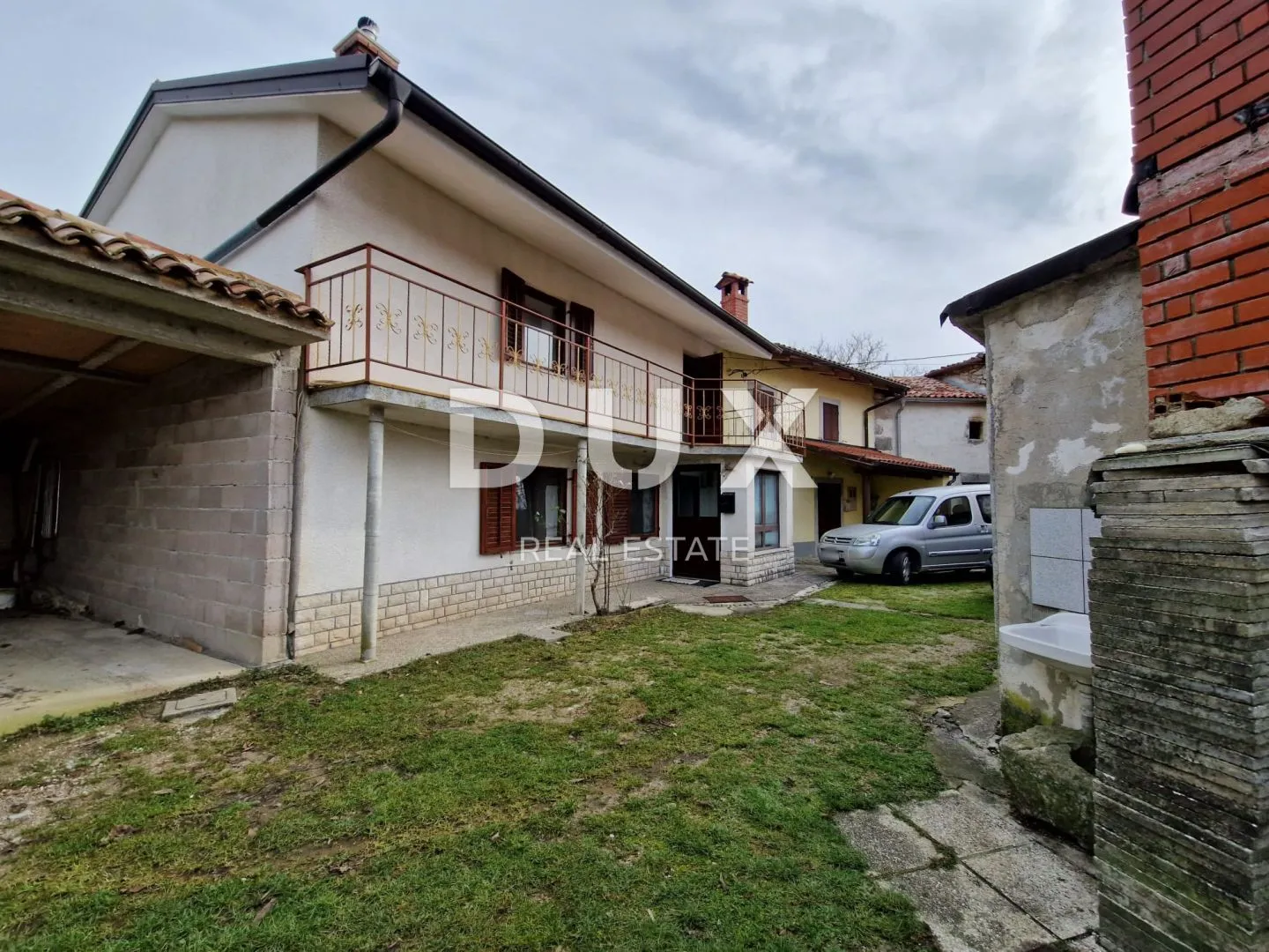 istra, buzet - kuća u nizu s garažom i spremištem - slika 2