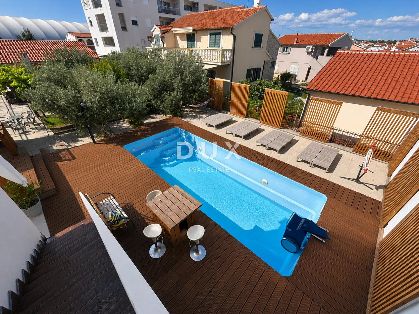 DALMACIJA, VODICE – Privatni mini resort s 4 apartmana i bazenom, 300 m od centra