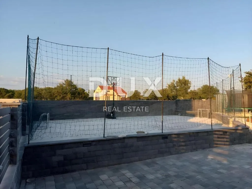 zadar, murvica - vila s bazenom i velikom okućnicom! - slika 10