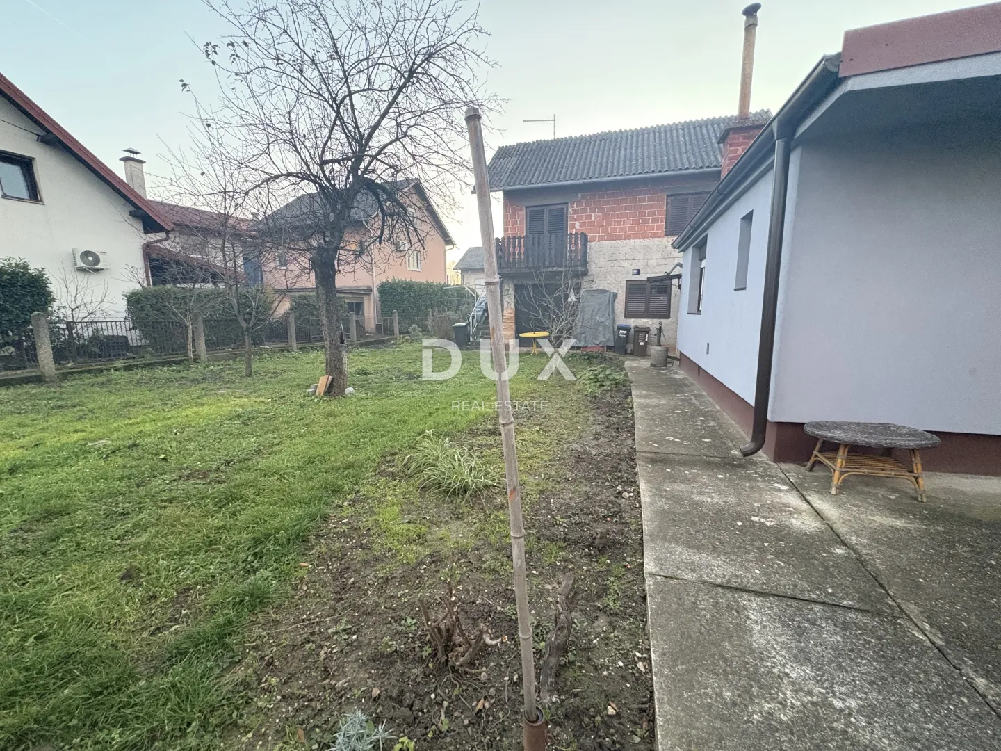 ZAGREB, DONJA DUBRAVA - Kuća za adaptaciju s velikim investicijskim potencijalom