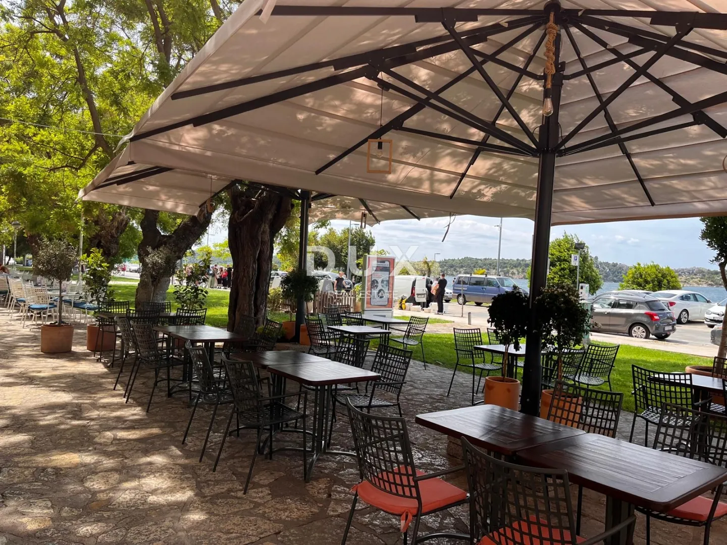 šibenik, centar, vrhunski uhodani restaurant, prvi red do mora. - slika 20
