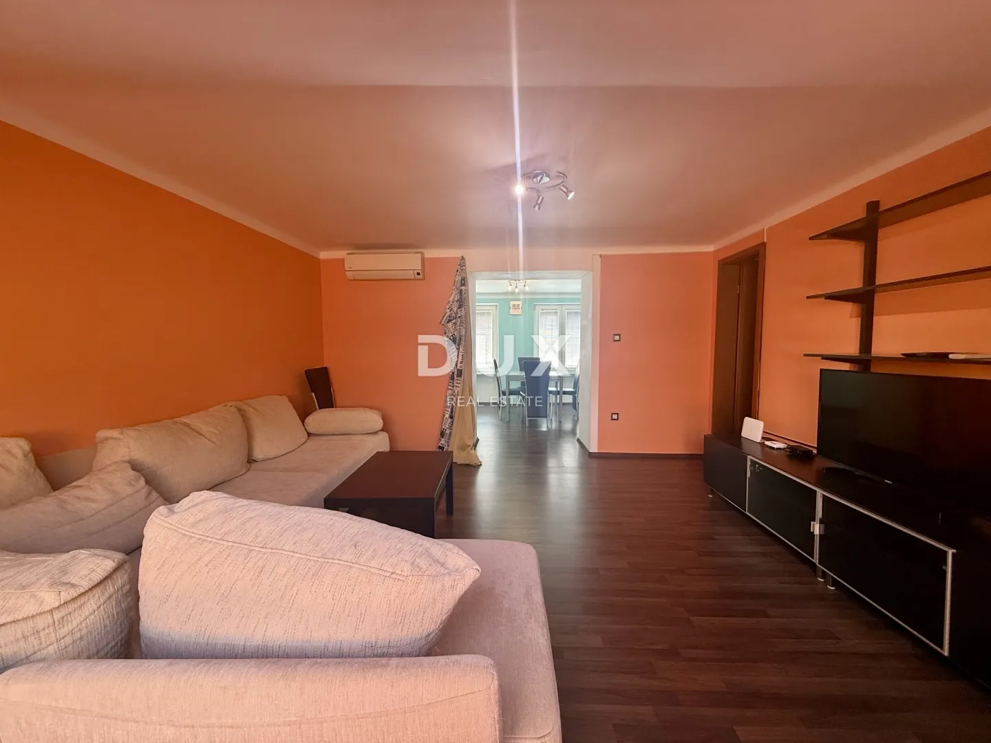 RIJEKA, STROGI CENTAR - Stan na 3. katu, 66 m2, useljiv, investicija!