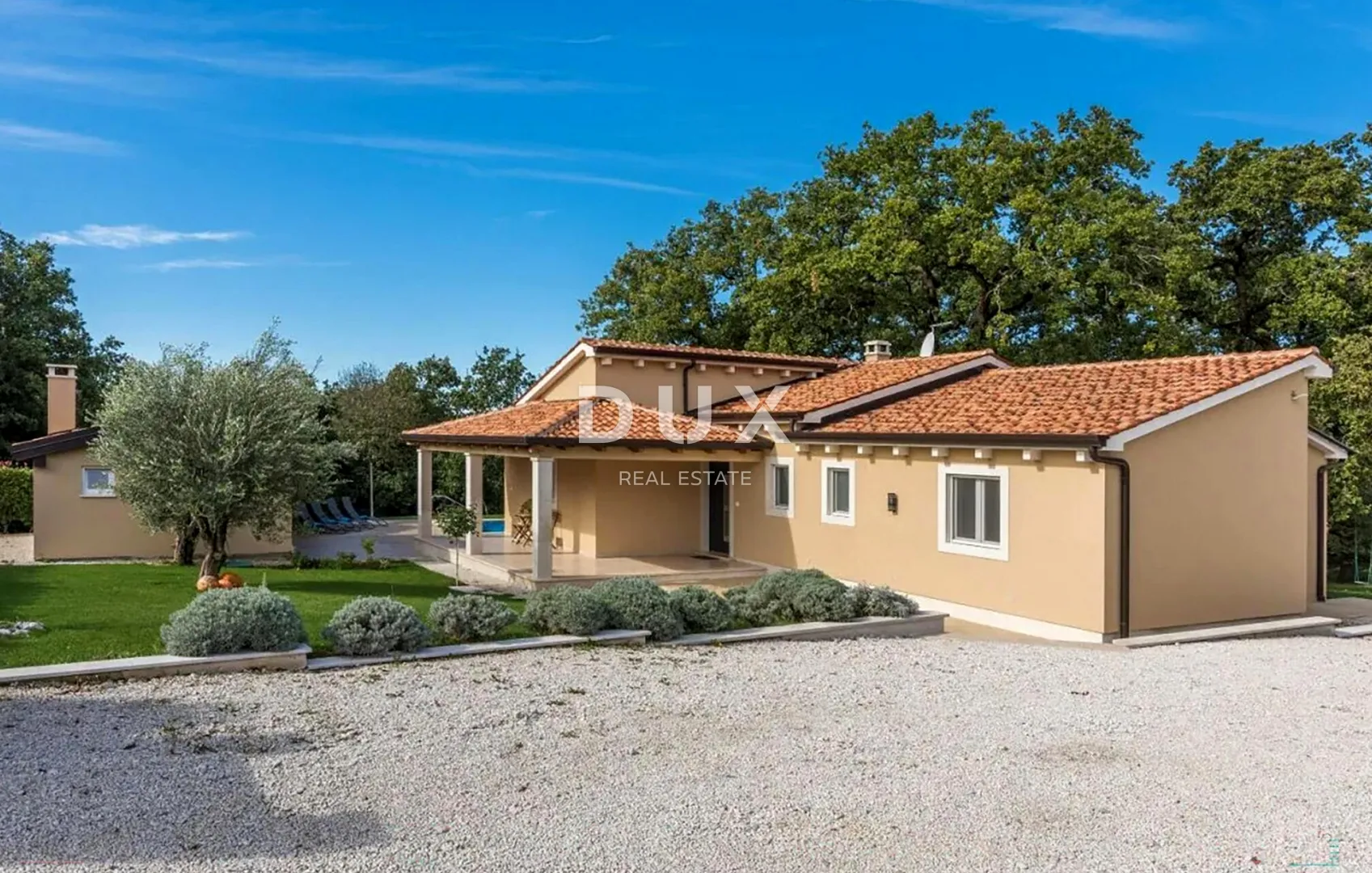ISTRA, TINJAN - Kuća s bazenom na rubu naselja