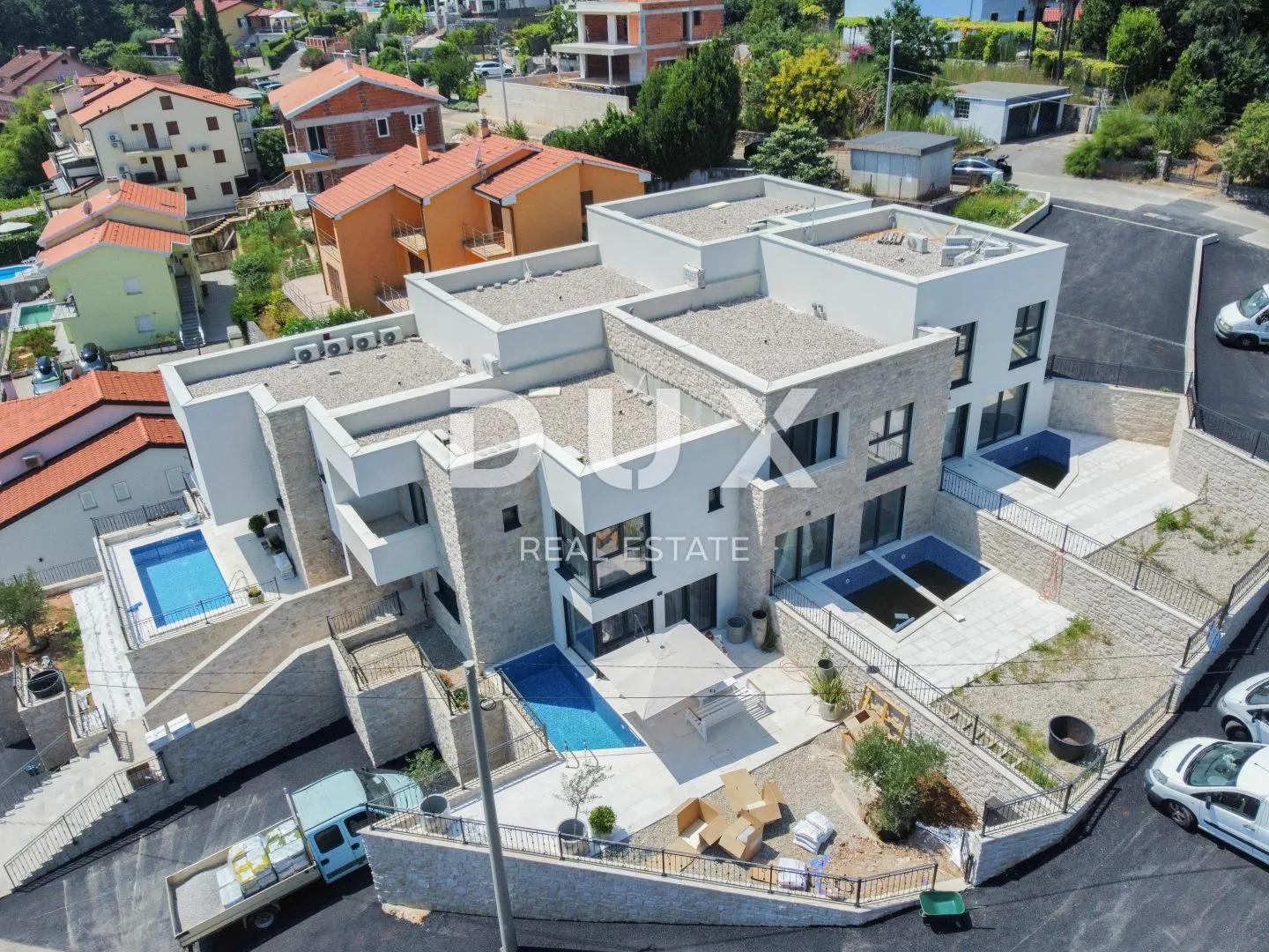 OPATIJA, LOVRAN - namještena kuća u nizu s privatnim bazenom samo 150 metara od plaže, novogradnja