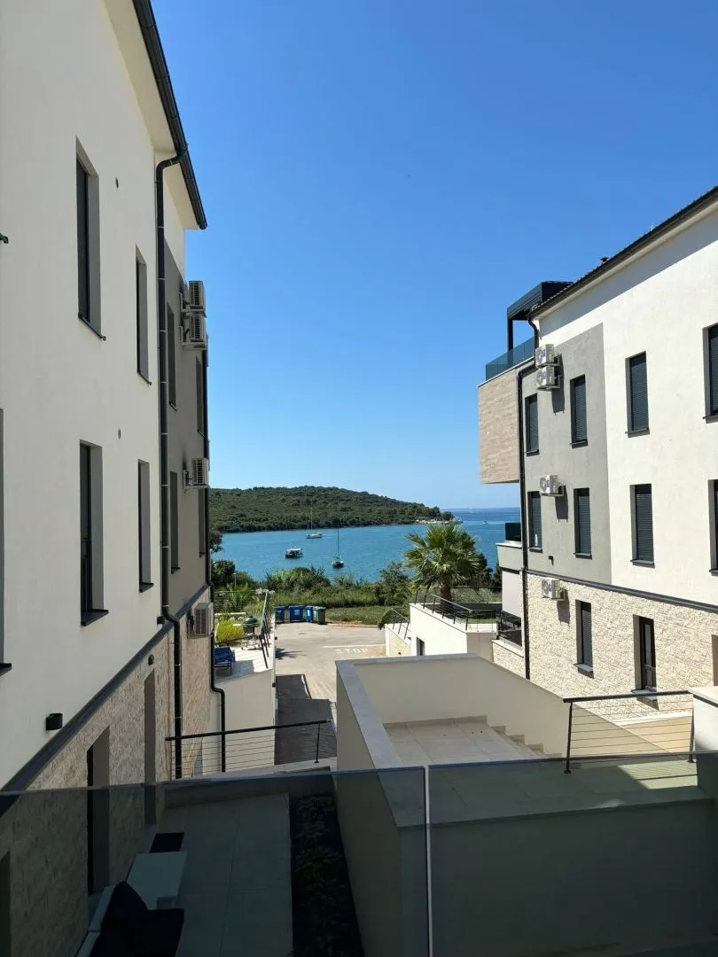 istra, medulin - luksuzni stan prvi red do mora s terasom i bazenom! - slika 43