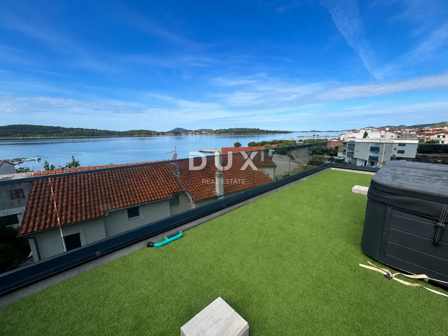 VODICE, SRIMA – Apartmanska zgrada s 5 jedinica, pogled na more, 50m od mora i plaže - Srima, Vodice