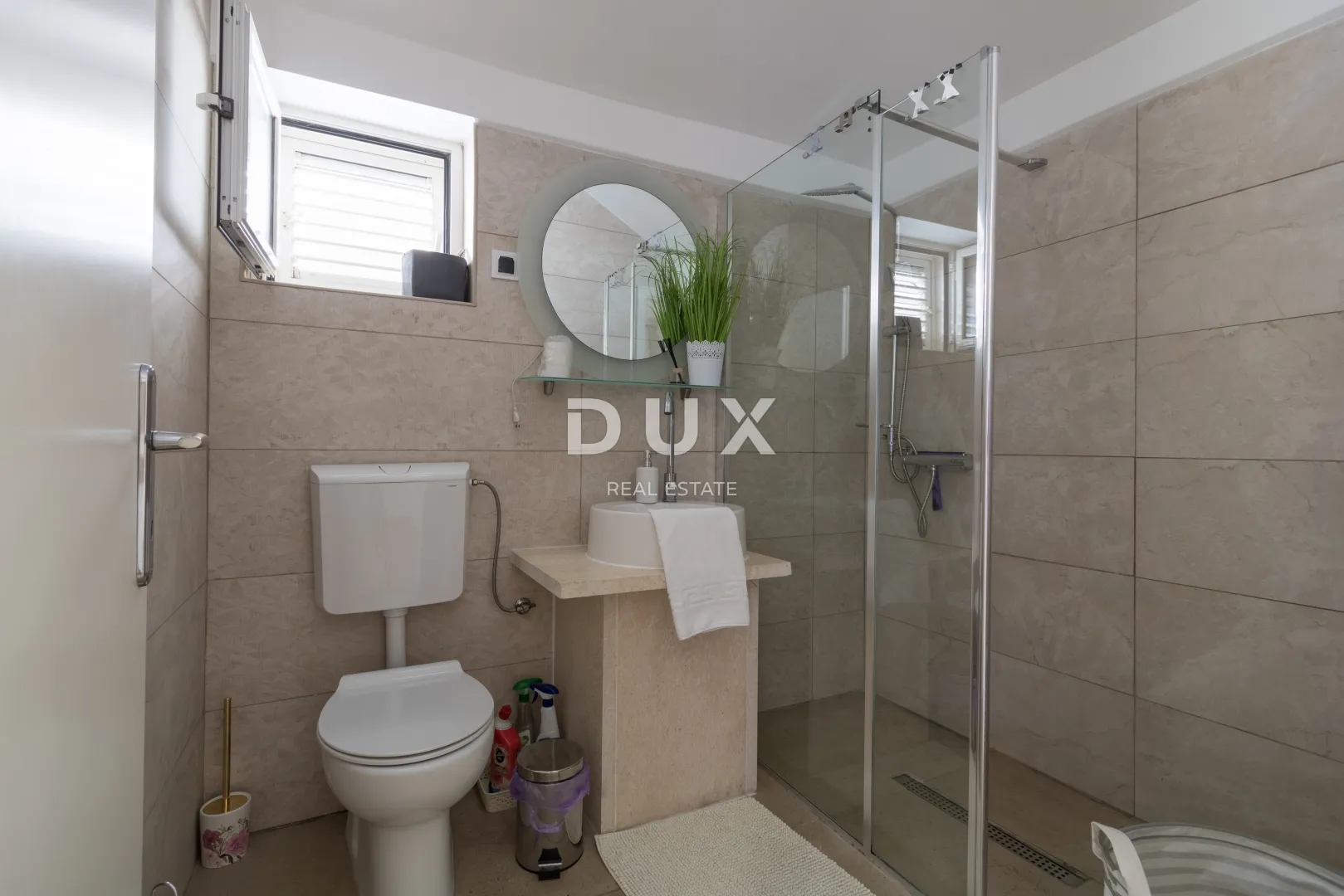 vodice, vila sa 7 apartmana i bazenom - slika 19