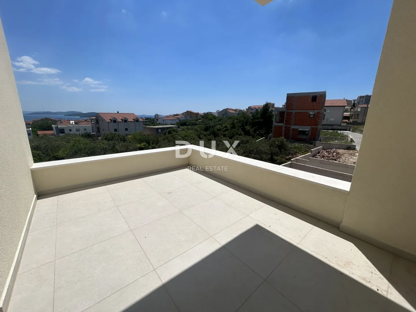 šibenik, vodice – zadnji kat, 3 spavaće sobe i panoramski pogled na more - slika 2