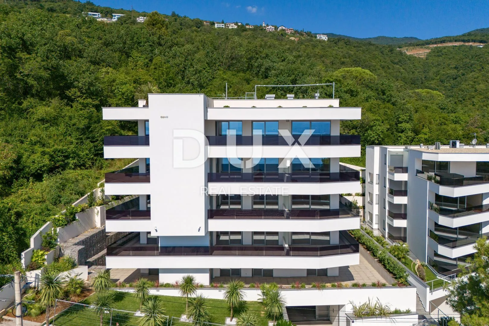 OPATIJA, CENTAR- penthouse u novogradnji 396m2 s panoramskim pogledom na more i s krovnom terasom s bazenom