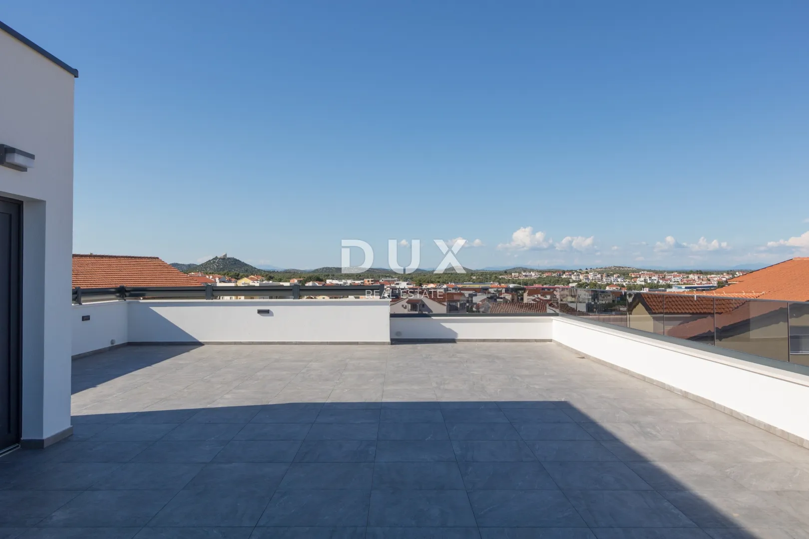 dalmacija, vodice - 2s+db sa panoramskom krovnom terasom - slika 11