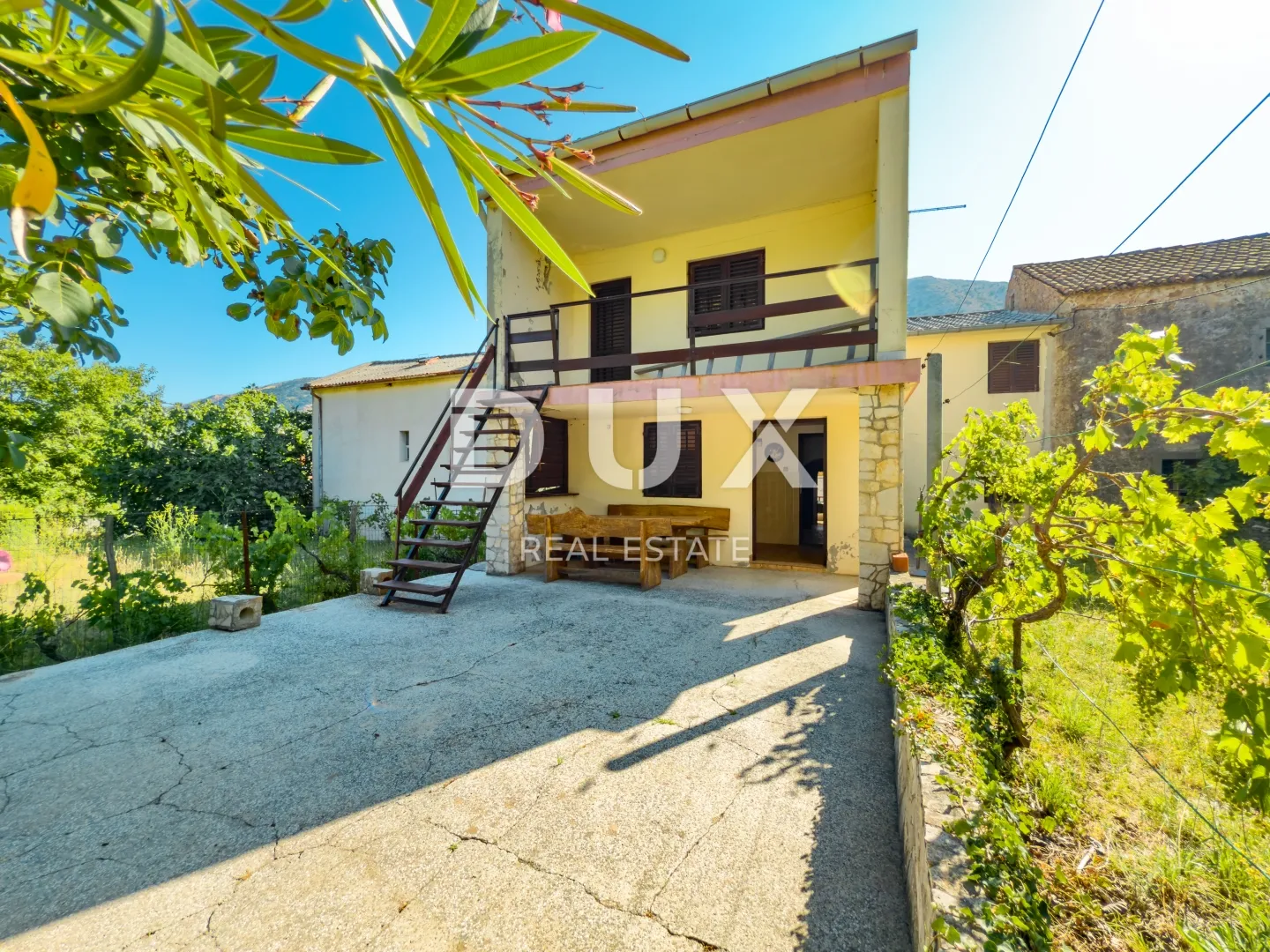 OTOK KRK, BAŠKA (okolica) - Kamena kuća s velikom okućnicom