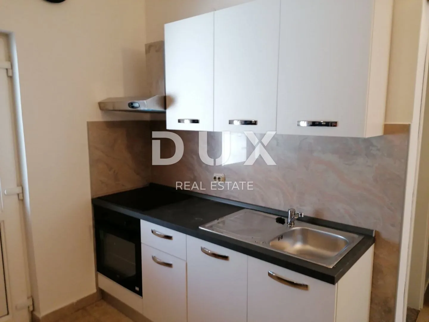 istra, pula - velika obiteljska kuća s 2 apartmana, konobom i garažom - slika 34