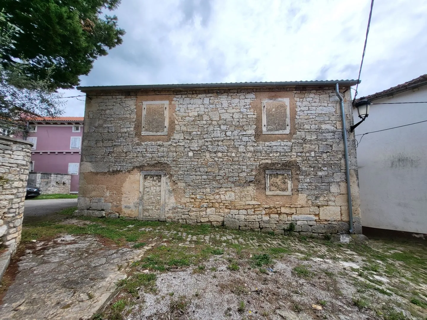 istra.tinjan - dva kamena objekta - slika 2