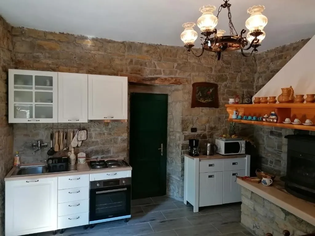 istra,buzet(okolica)-simpatična kamena kuća s predivnim pogledom - slika 11