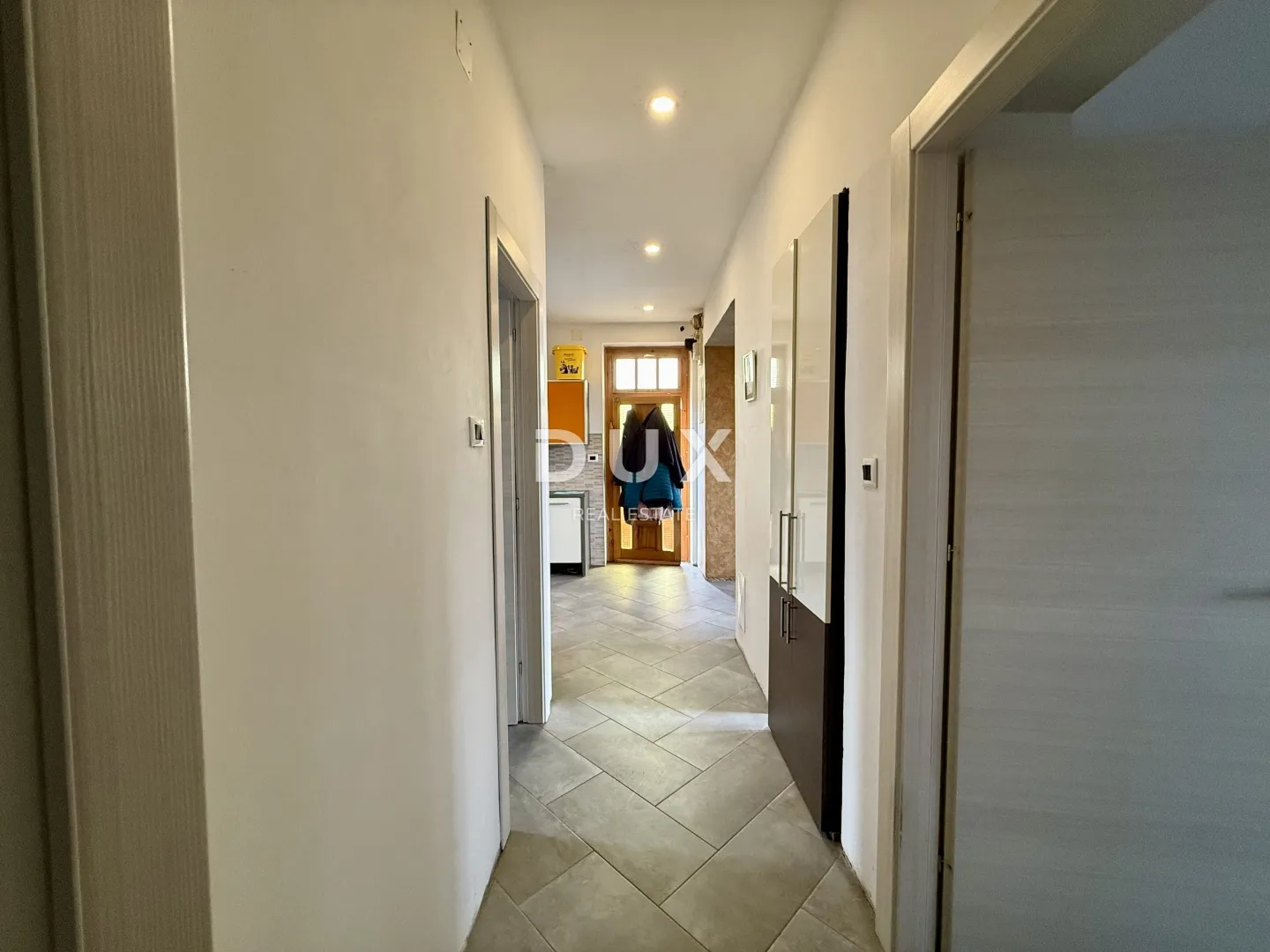 rijeka, donji zamet, dvosobni stan, 74 m2, okućnica, parking, lokacija, nova fasada - slika 5