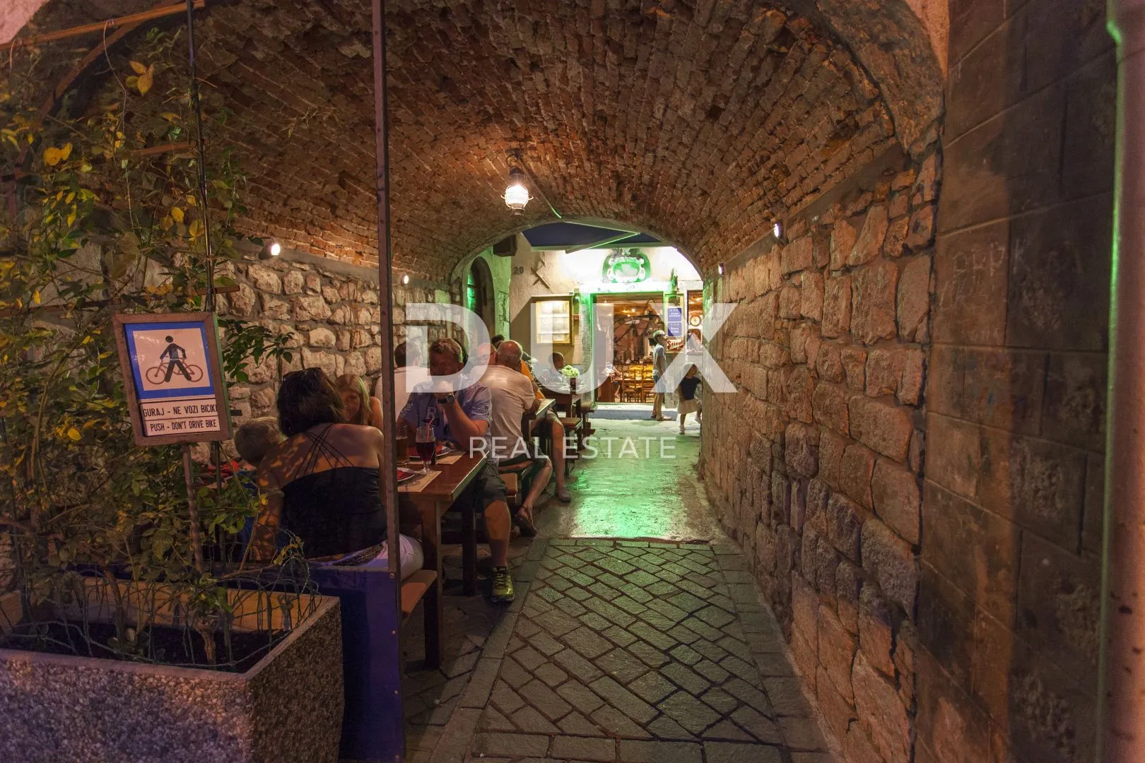 otok cres, grad cres - stara jezgra kuća, restaurant, dvoetažni stan, apartmani - slika 32
