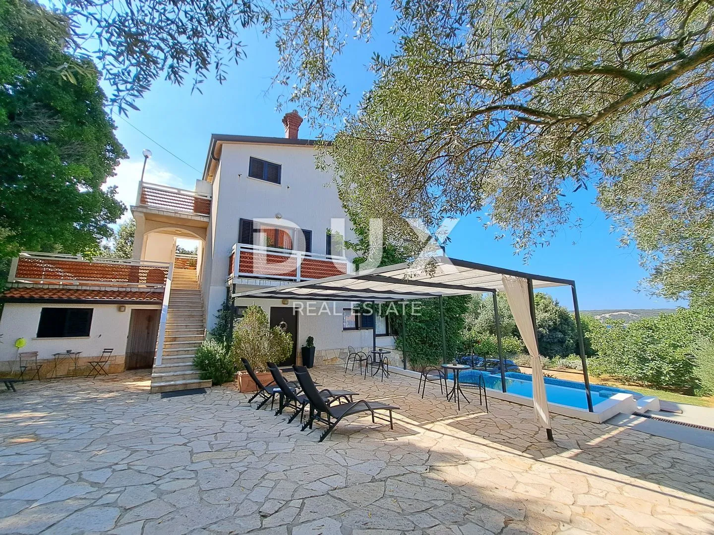 otok rab - prilika! - četiri stambene jedinice na samo 150 m od mora! - slika 1