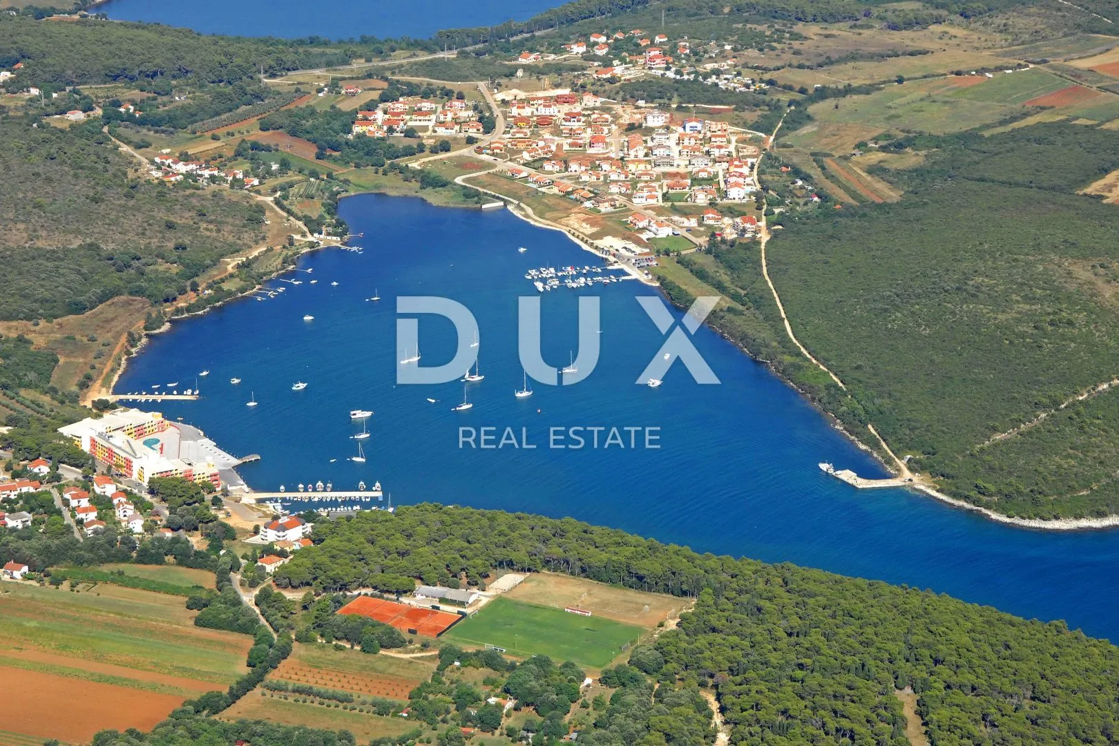 ISTRA, PULA - Građevinsko zemljište u Banjolama 2020 m2 - PRVI RED DO MORA! - Banjole, Medulin