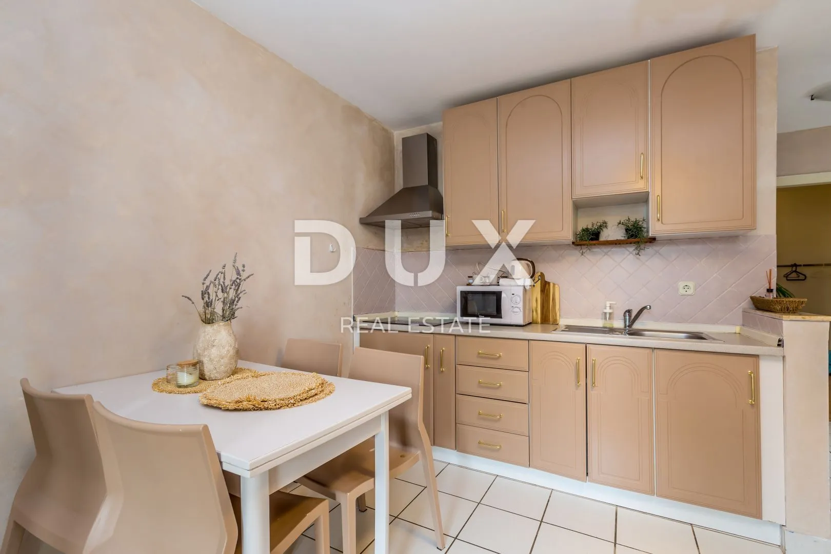 otok krk, njivice - etaža kuće u prizemlju s dva apartmana - slika 4