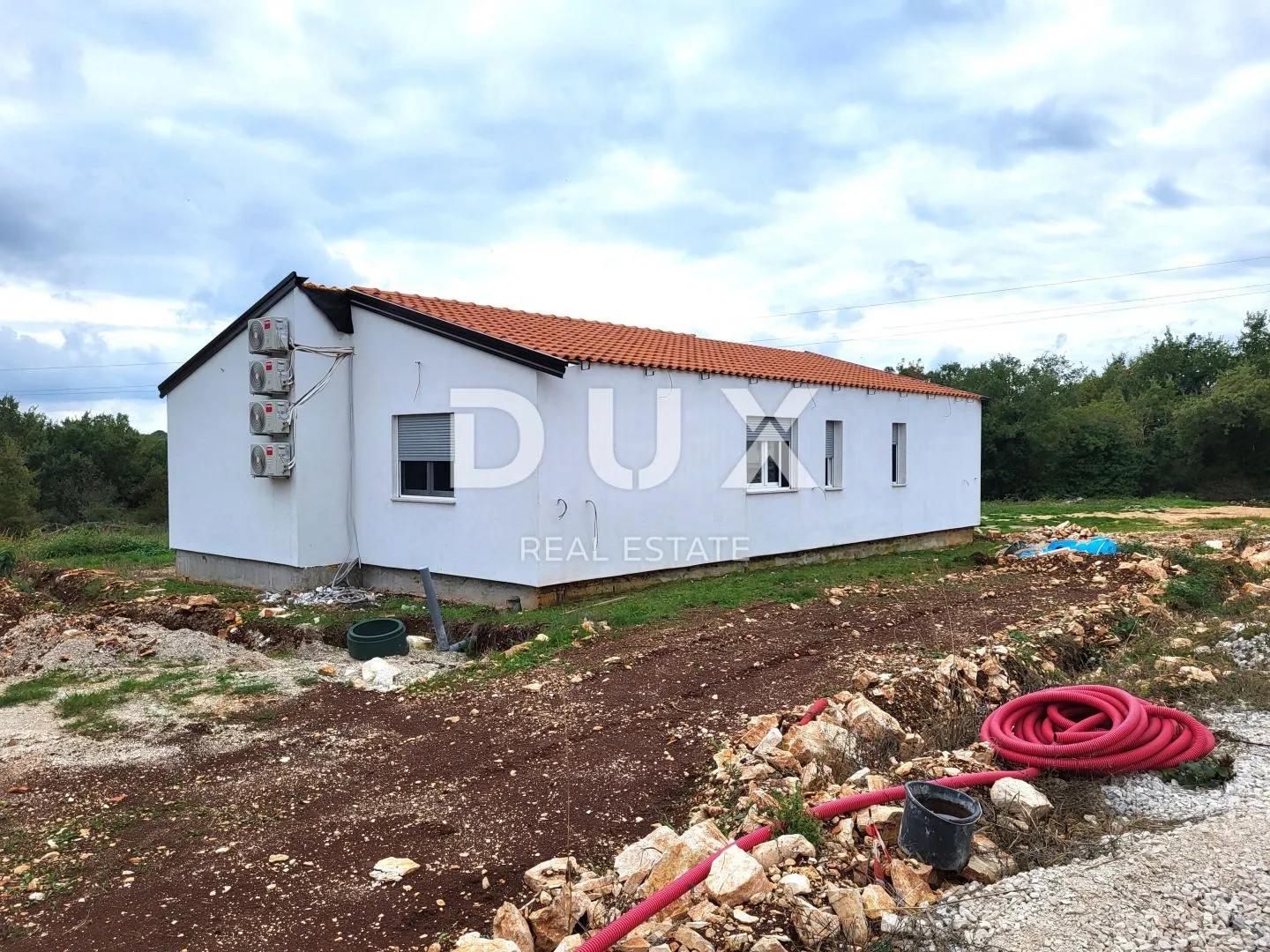istra, tinjan - montažna prizemnica s bazenom - slika 1