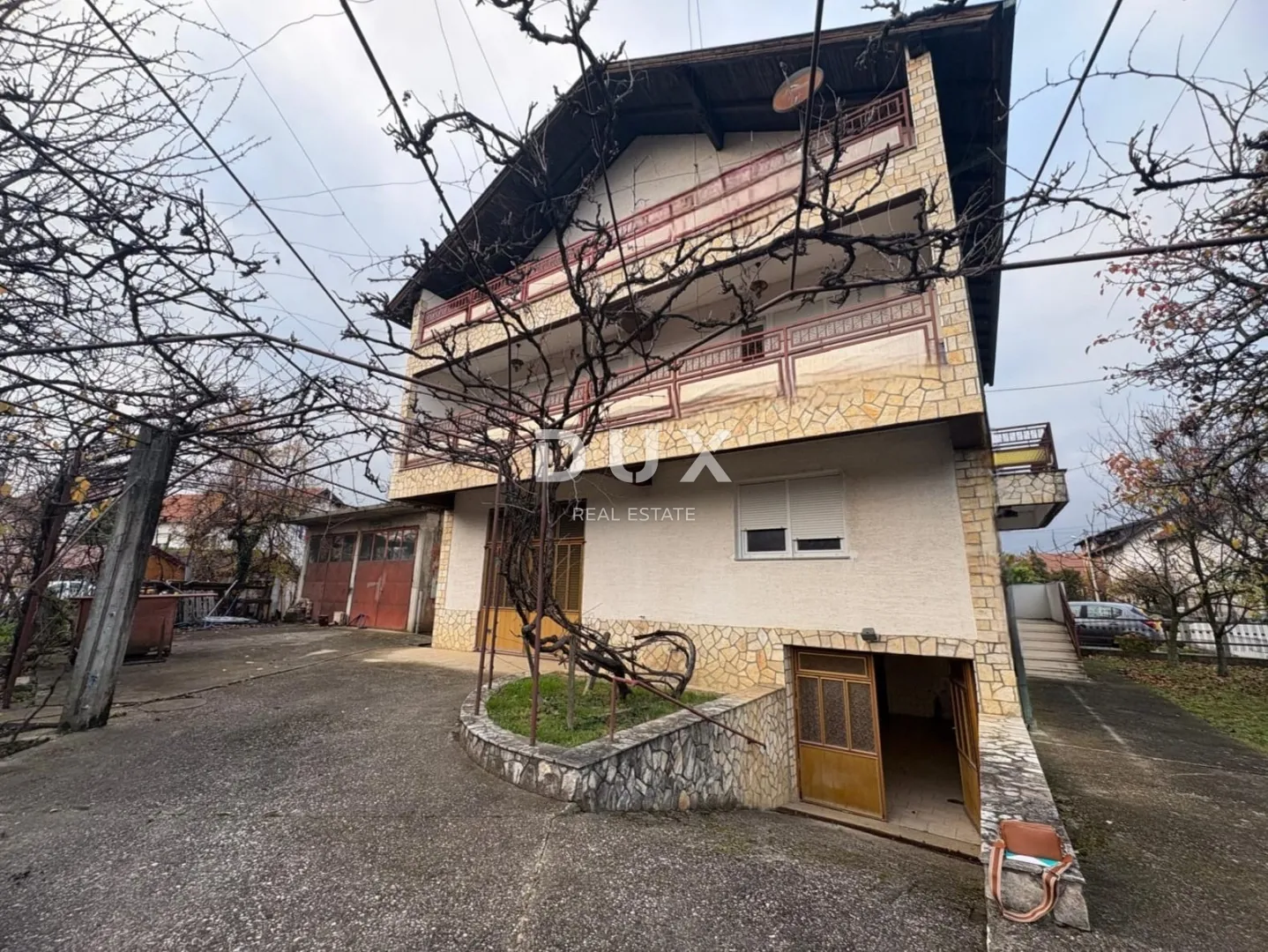 ZAGREB, DONJA DUBRAVA - Kuća s velikim investicijskim potencijalom