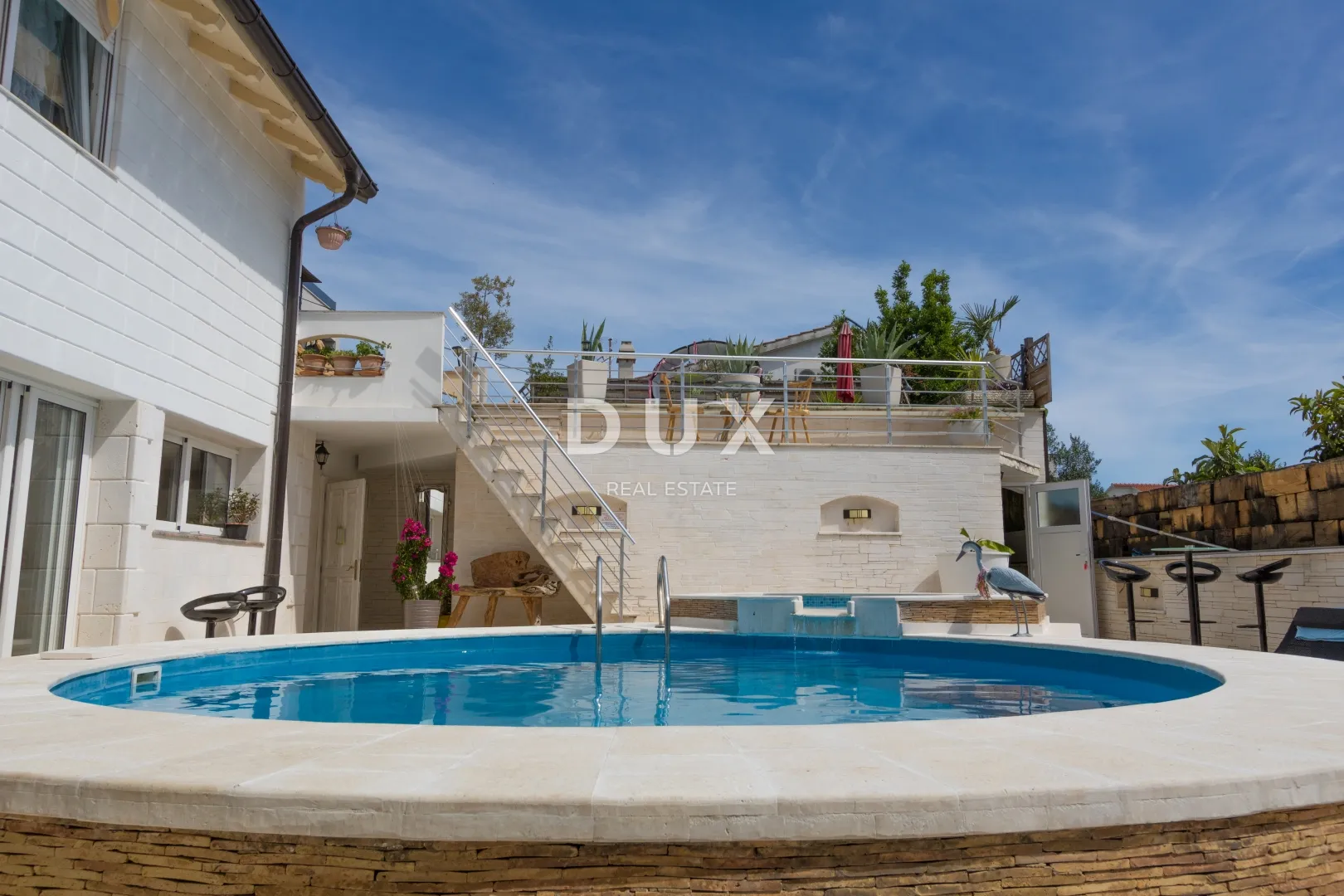vodice, vila sa 7 apartmana i bazenom - slika 5