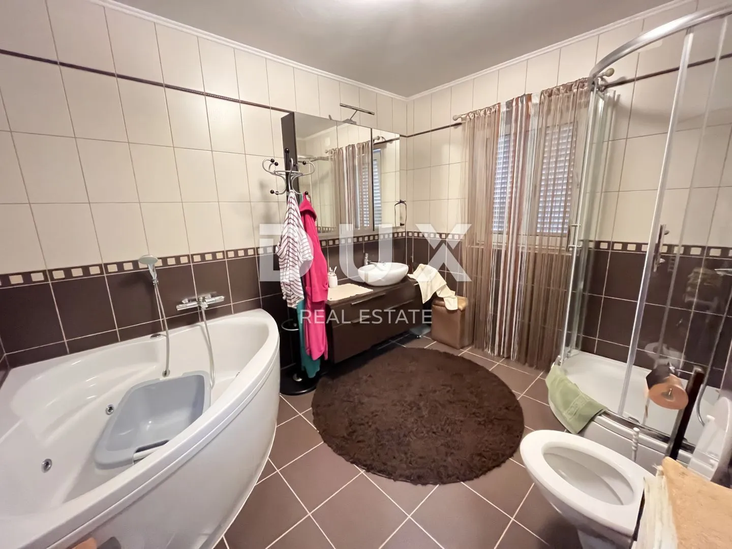 novi vinodolski - kuća sa tri apartmana, okućnicom, parkingom i pogledom na more - slika 8